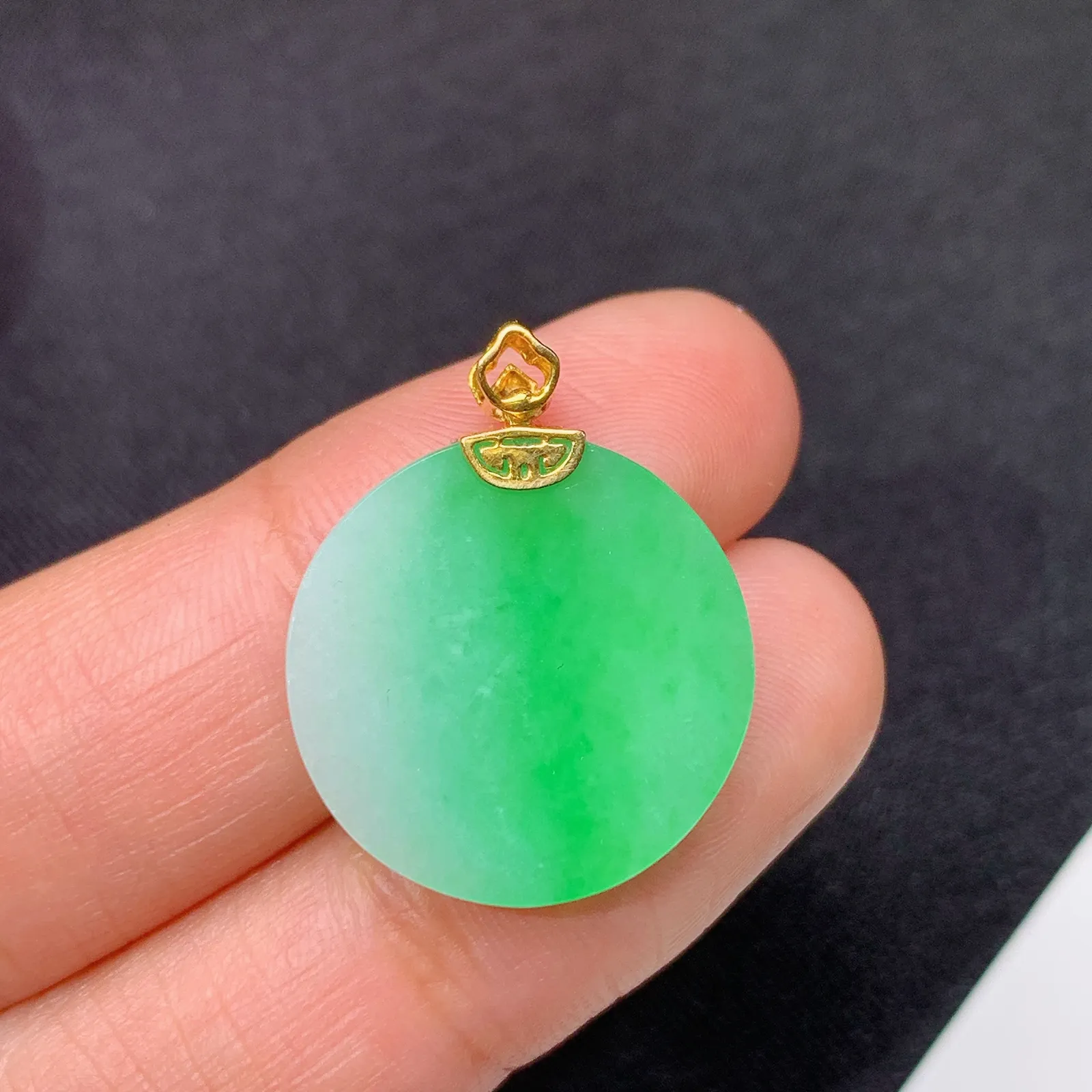 冰飘绿圆牌吊坠，18k金镶嵌，冰润色阳，玉质细腻，种水足，Al 尺寸23.2*18.6*2.3