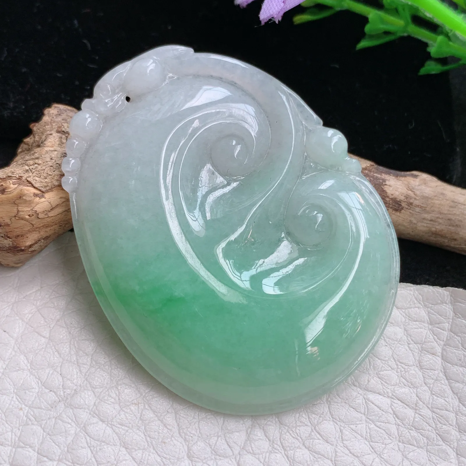 zen自然光52*40*5.8天然缅甸翡翠饱满飘绿清新玉如意玉吊坠 毛衣坠