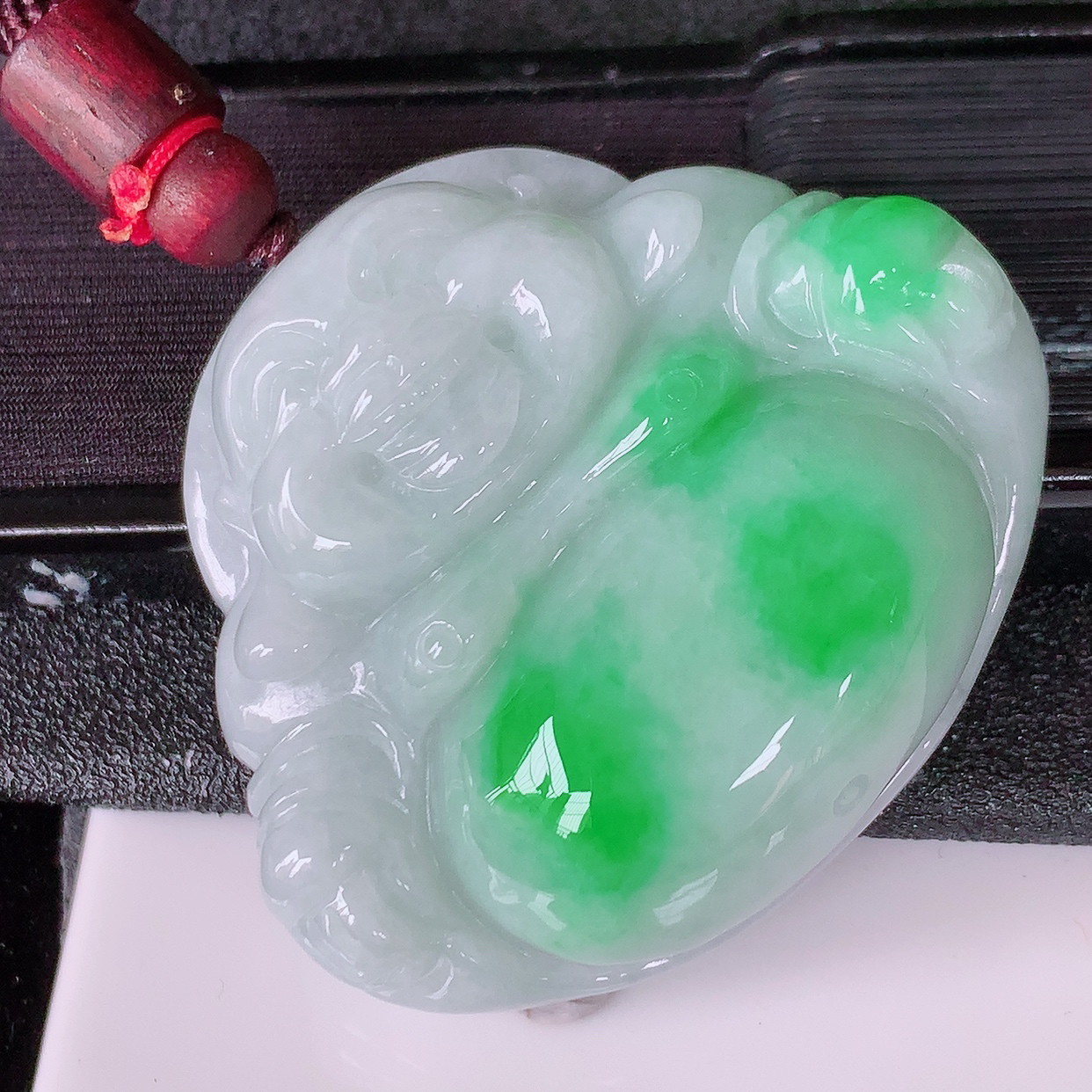 自然光实拍，大件厚装飘绿翡翠佛公吊坠，翡翠开心笑佛，种老水足，颜色漂亮，立体饱满圆润，佩戴效果赞#46.29
