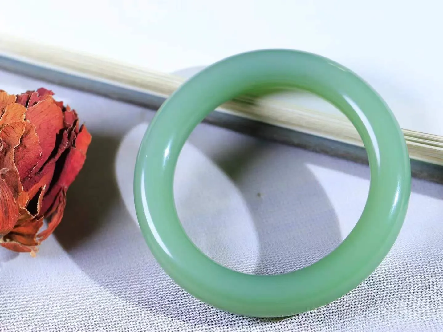 【悠悠芳华.镯】

典藏级臻品和田玉碧玉手镯 玉质温润 青葱岁月，尽收腕中，婉转流畅，凝岁月悠长。盈一眸恬淡，挽一抹绿意。重57克 内径52mm尺寸11.5-10.4mm   86120255A