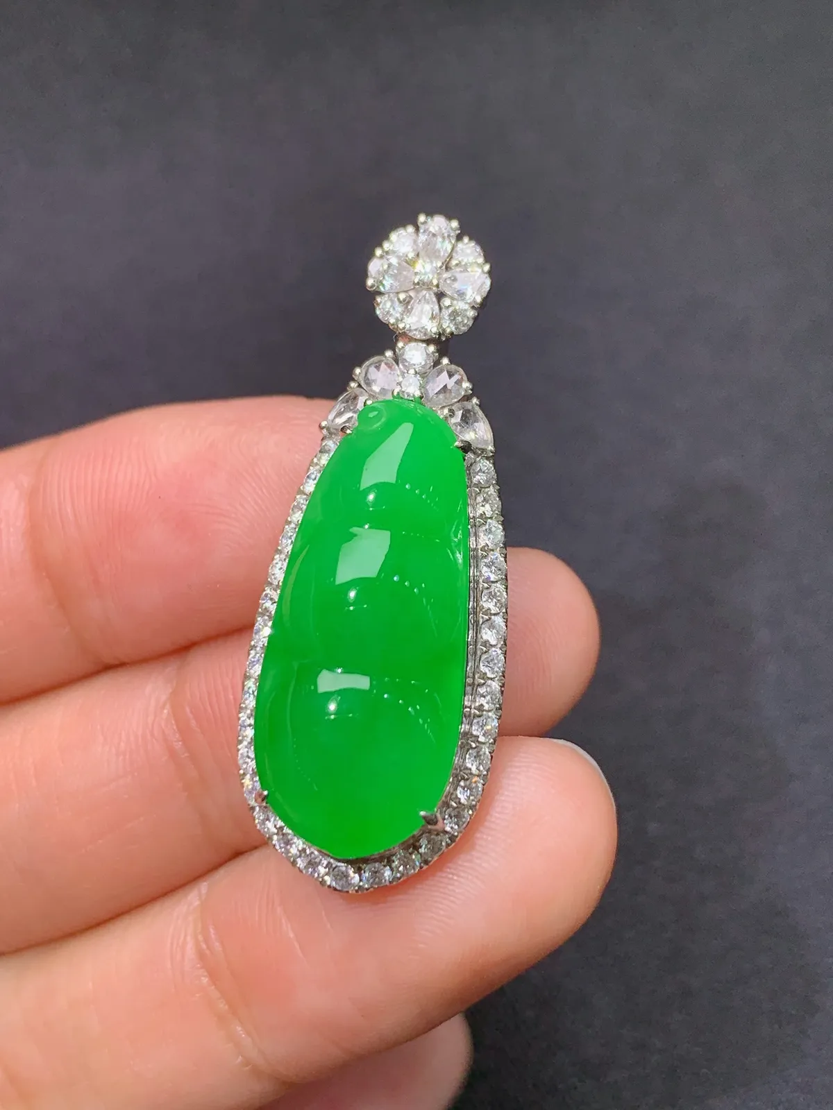 阳绿福豆吊坠，18k金镶嵌，色泽鲜阳，冰润细腻，种水足 尺寸35.8*13.6*10.3