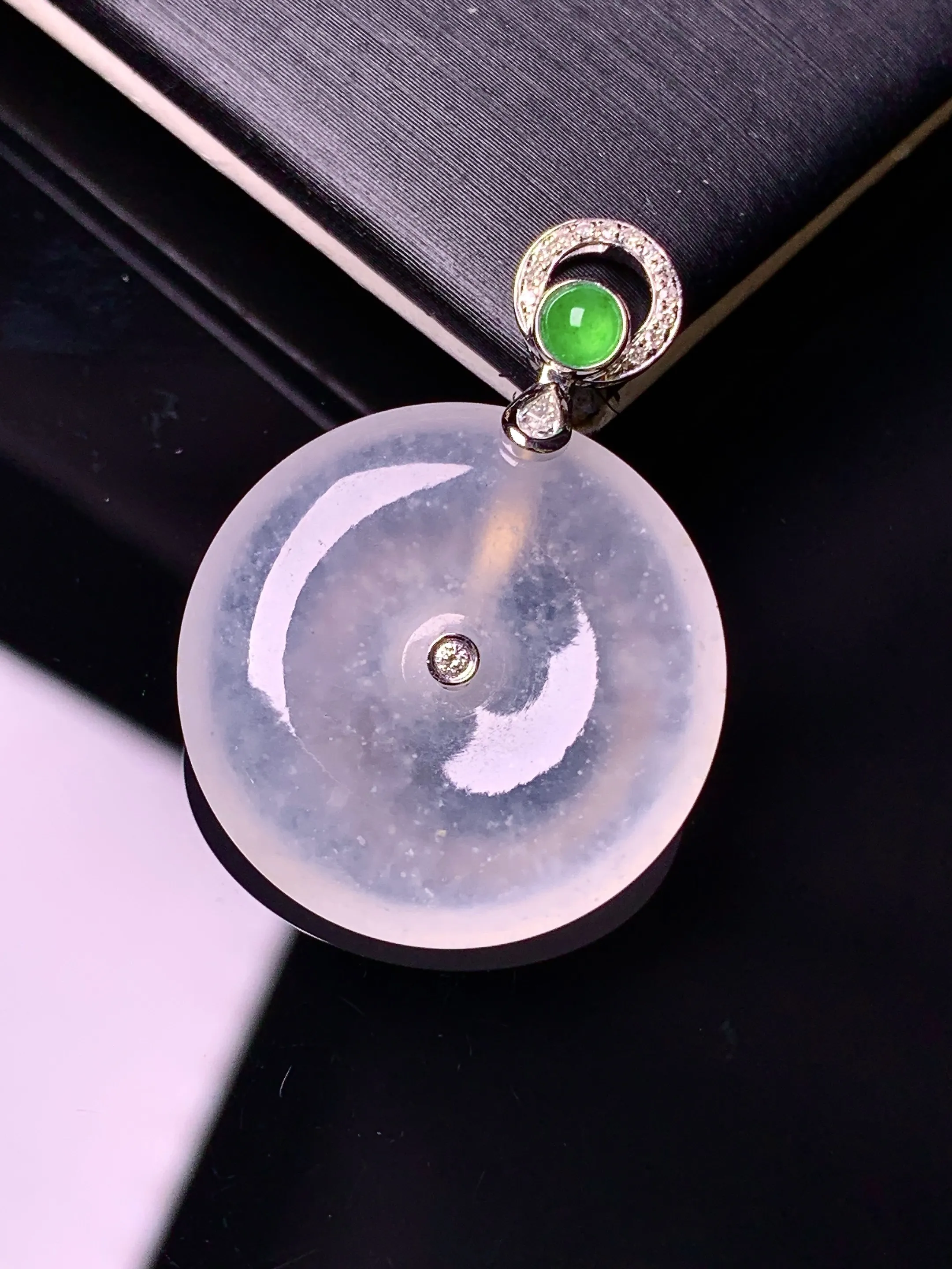 18k金钻镶嵌冰种平安扣吊坠 玉质细腻 色泽清新艳丽  整体尺寸29.8*21.6*4.8