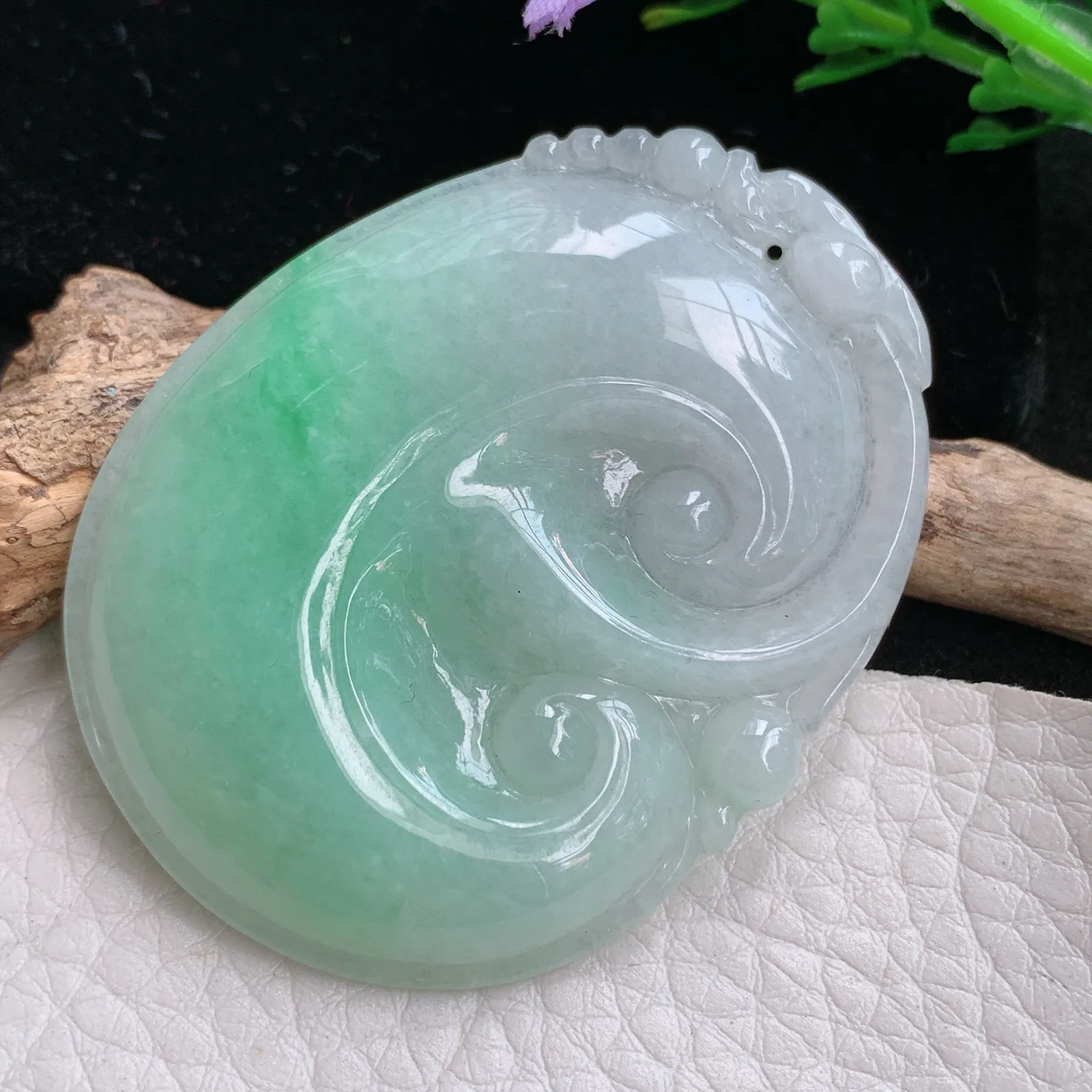 zen自然光52*40*5.8天然缅甸翡翠饱满飘绿清新玉如意玉吊坠 毛衣坠