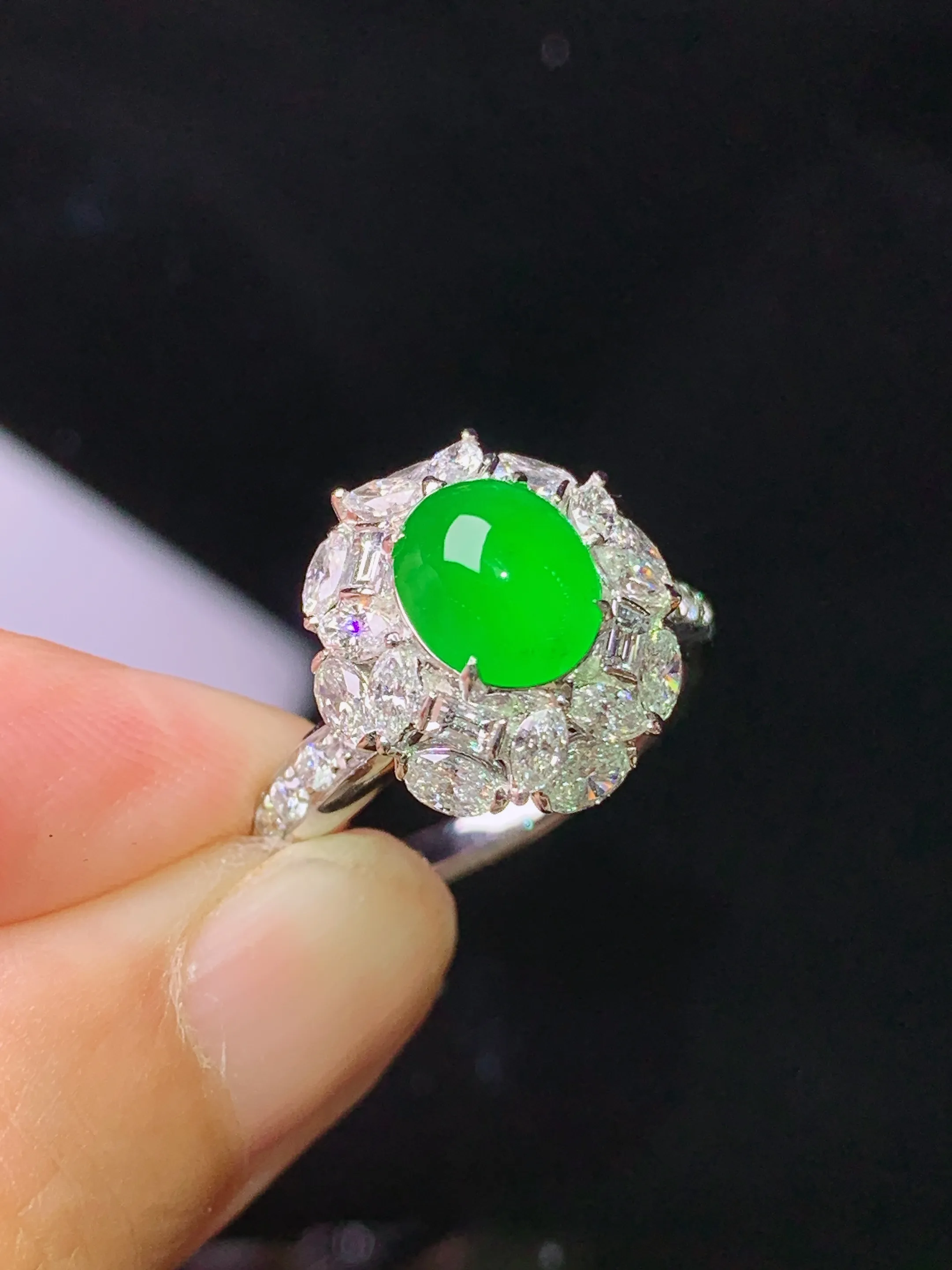 18k金钻镶嵌满绿蛋面戒指 玉质细腻 色泽清新艳丽  圈口13.5 整体尺寸14.2*13.3*11