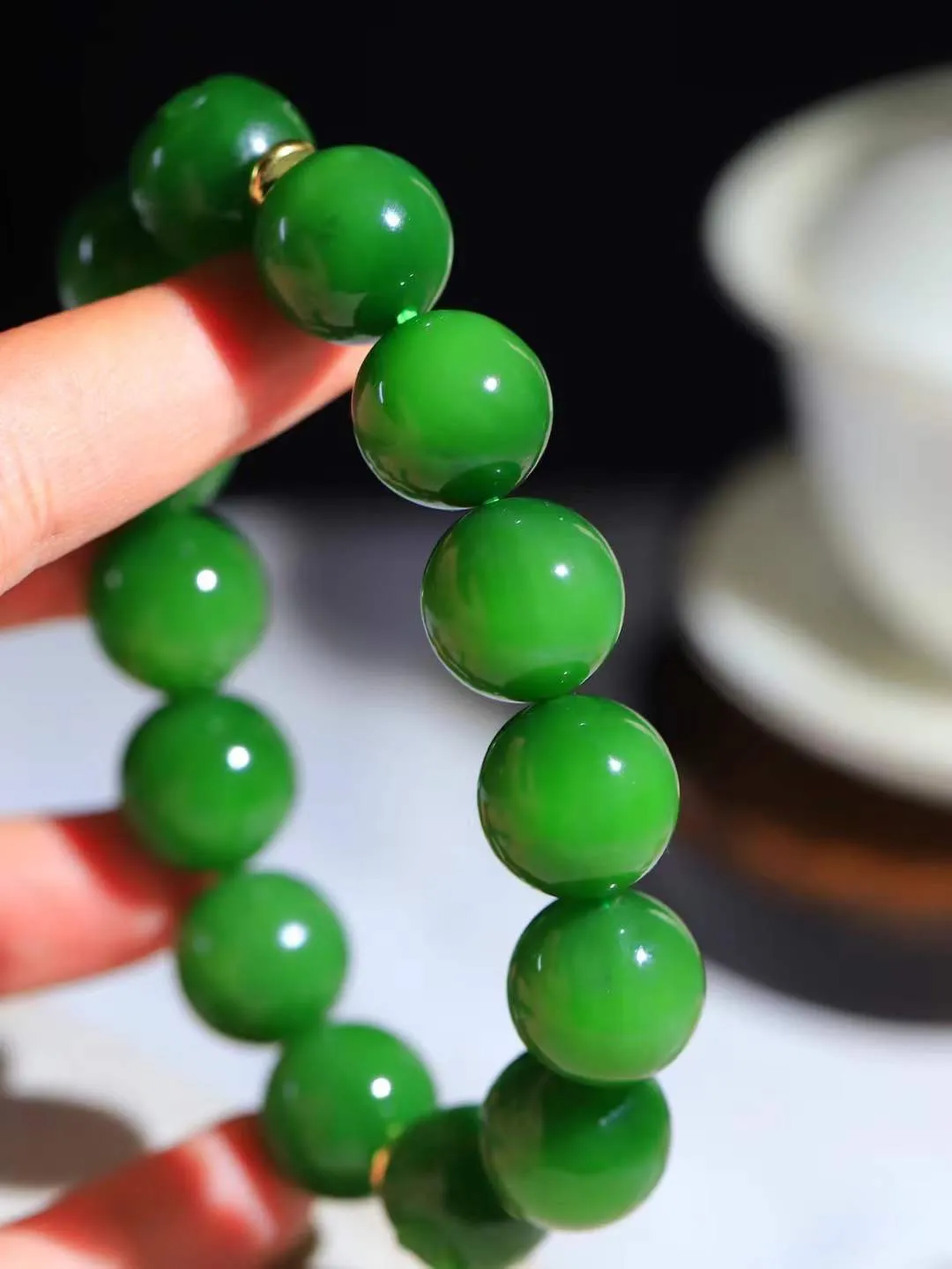 【珠圆玉润.手串】

收藏级臻品️和田玉碧玉猫眼珠圆玉润手串 玉质温润细腻  整串打磨圆润，佩戴舒适。珠珠落玉盘，间关莺语花底滑，一生美好时光，无论身在何处，都有它相伴相守。事事顺遂，幸福美满，吉祥如意。重89克 尺寸取一16mm  FDA-22120233