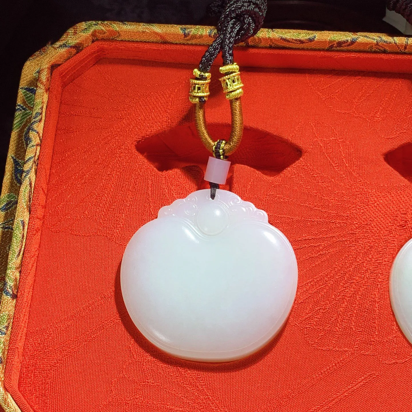 新疆和田玉且末糖羊脂白平安如意锁挂件。尺寸49/50/13重135.8克。白度一级。玉质细腻油润。手推出油。佩戴高端典雅。lt251201