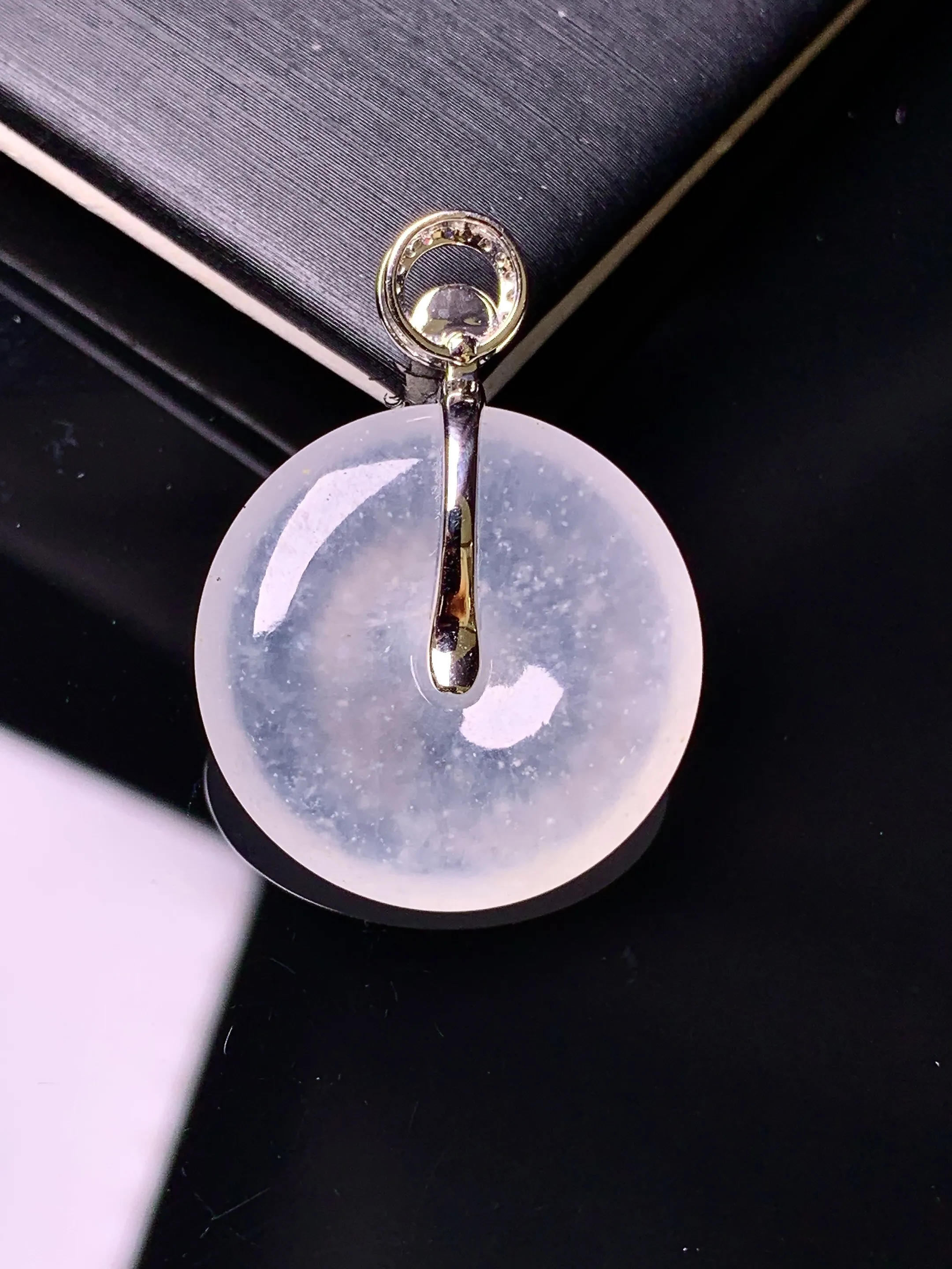 18k金钻镶嵌冰种平安扣吊坠 玉质细腻 色泽清新艳丽  整体尺寸29.8*21.6*4.8