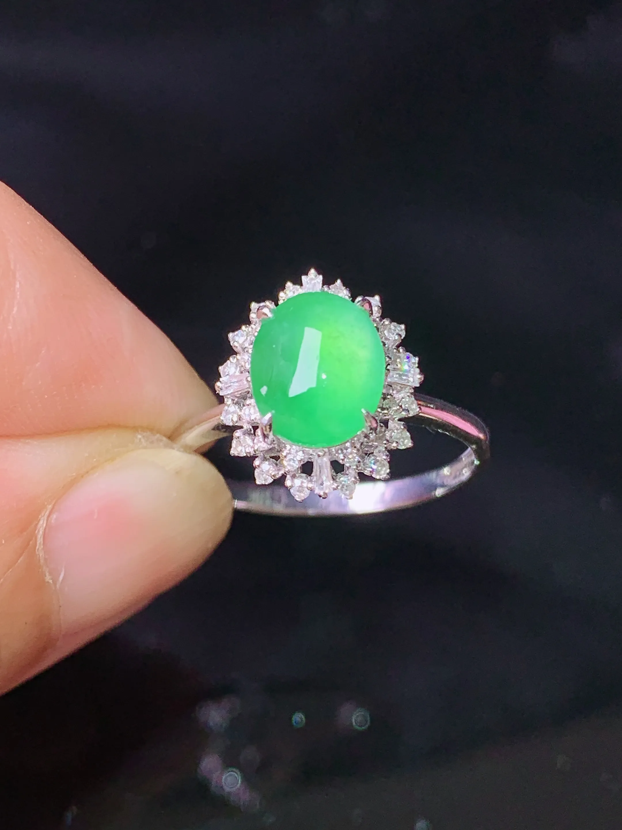 18k金钻镶嵌翠绿蛋面戒指 玉质细腻 色泽清新艳丽 圈口14.5 整体尺寸12.5*10.7*8.3