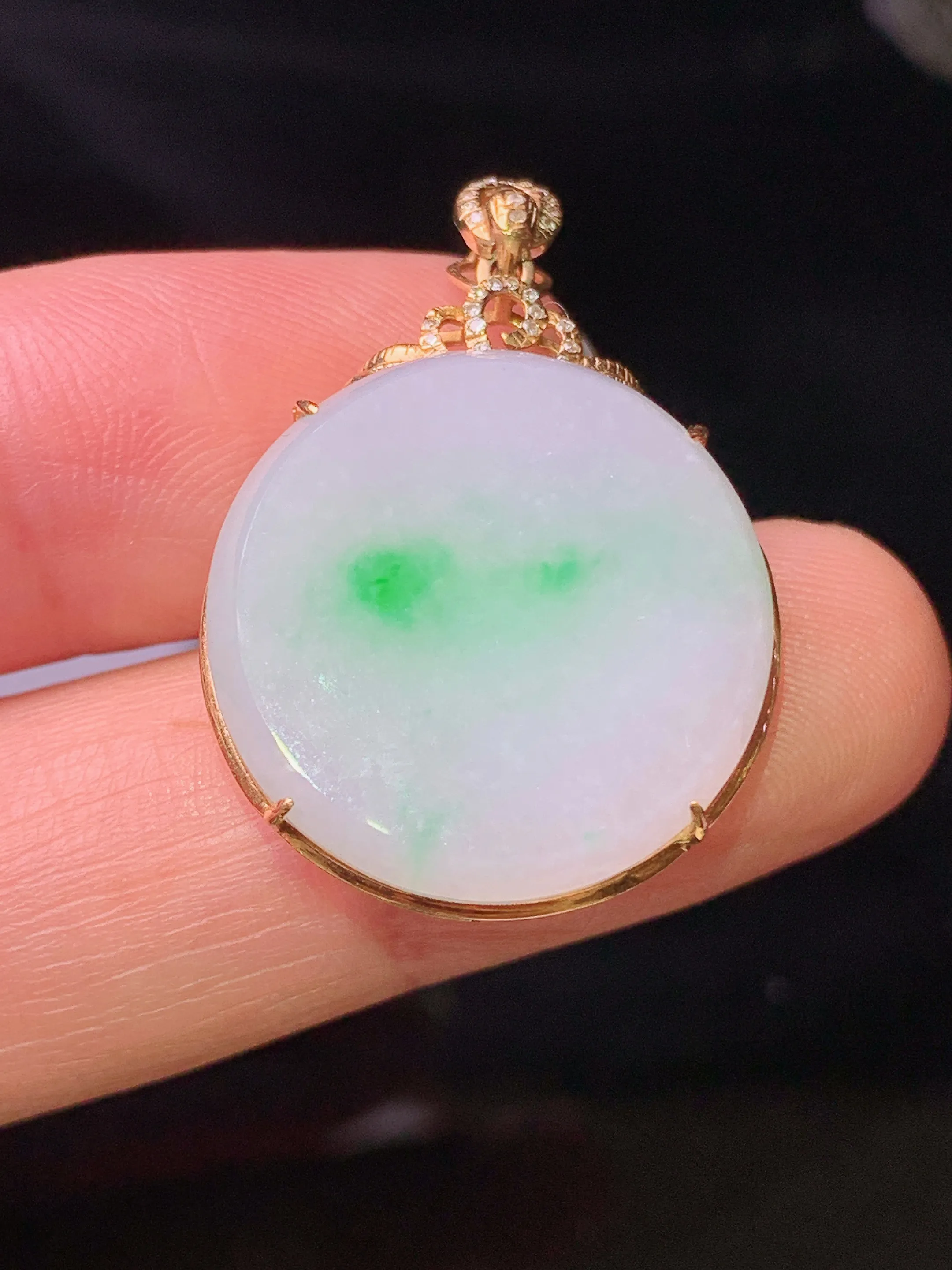 18k金钻镶嵌飘绿圆牌吊坠 玉质细腻 色泽清新艳丽 整体尺寸29*21*7