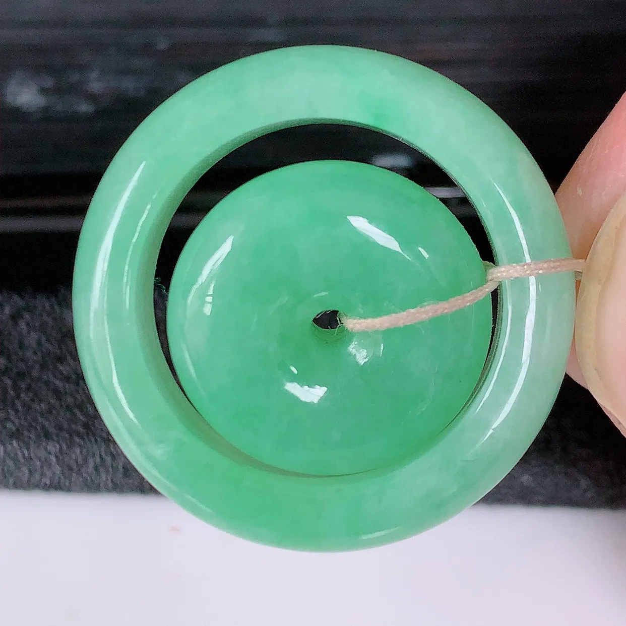 自然光实拍，冰润满绿翡翠平安母子扣吊坠，玉扣，平安是福；很美的料子，平安扣佩戴优雅迷人！#57.29