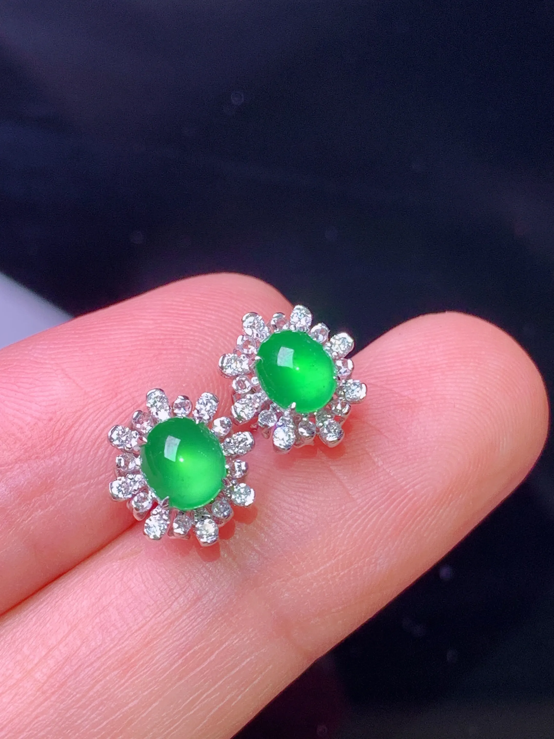 18k金钻镶嵌满绿蛋面耳钉吊坠 玉质细腻 色泽清新艳丽 整体尺寸9.5*9*6