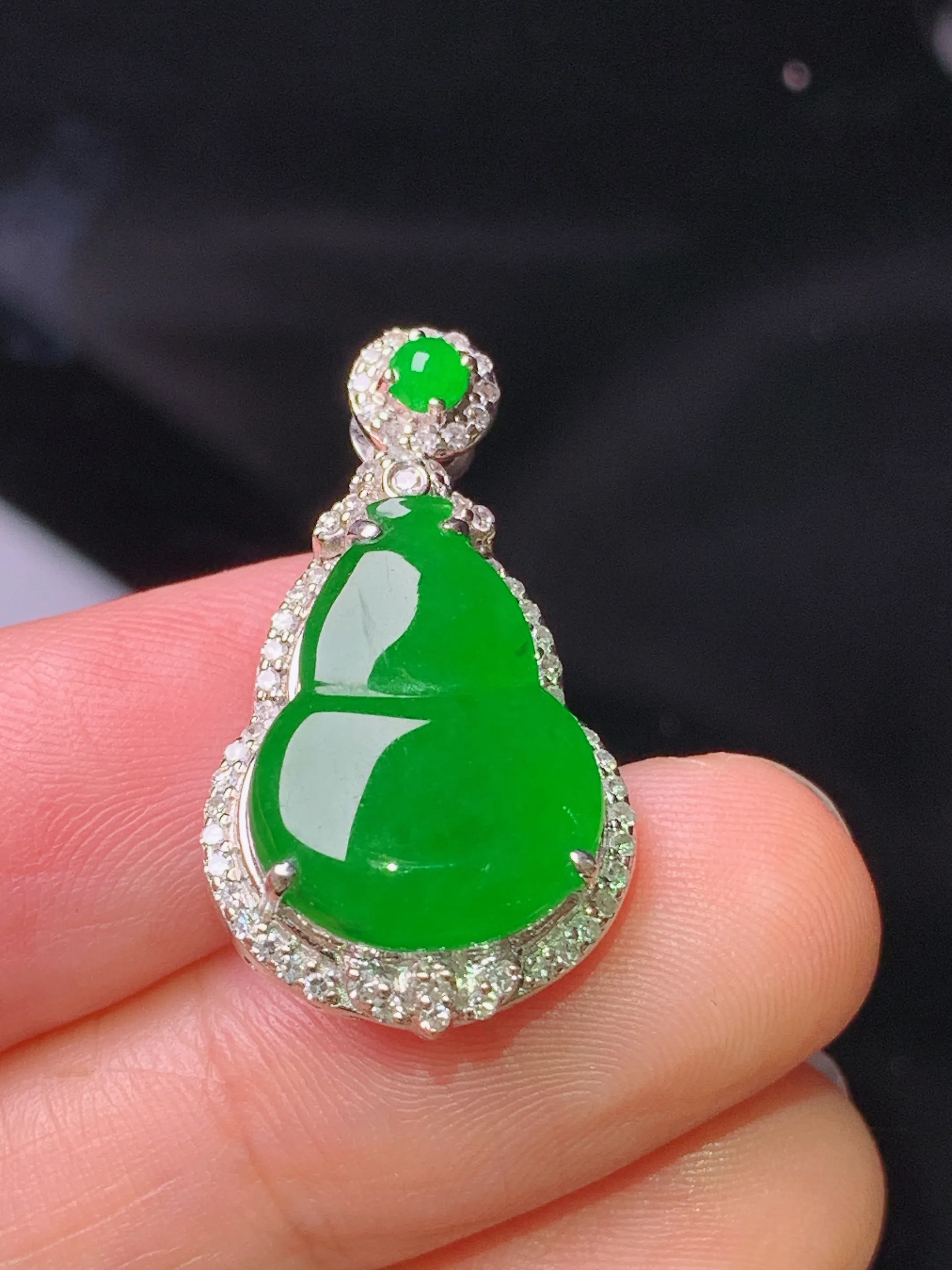 18k金钻镶嵌满绿葫芦吊坠 玉质细腻 色泽清新艳丽  整体尺寸27.6*15.2*7.3
