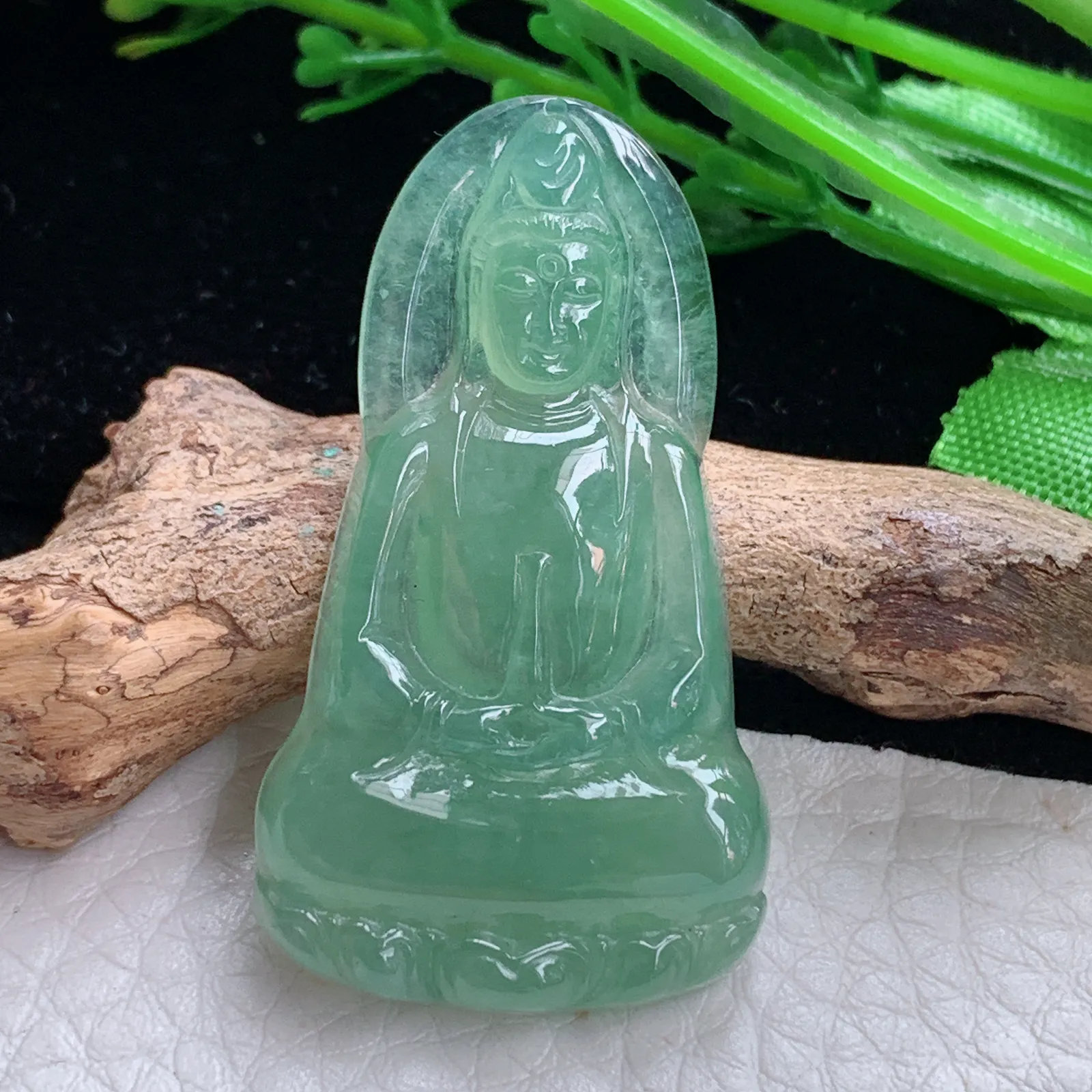 gp自然光41.6*23.6*4.6天然缅甸翡翠冰油绿玉扣素衣观音 玉观音玉吊坠