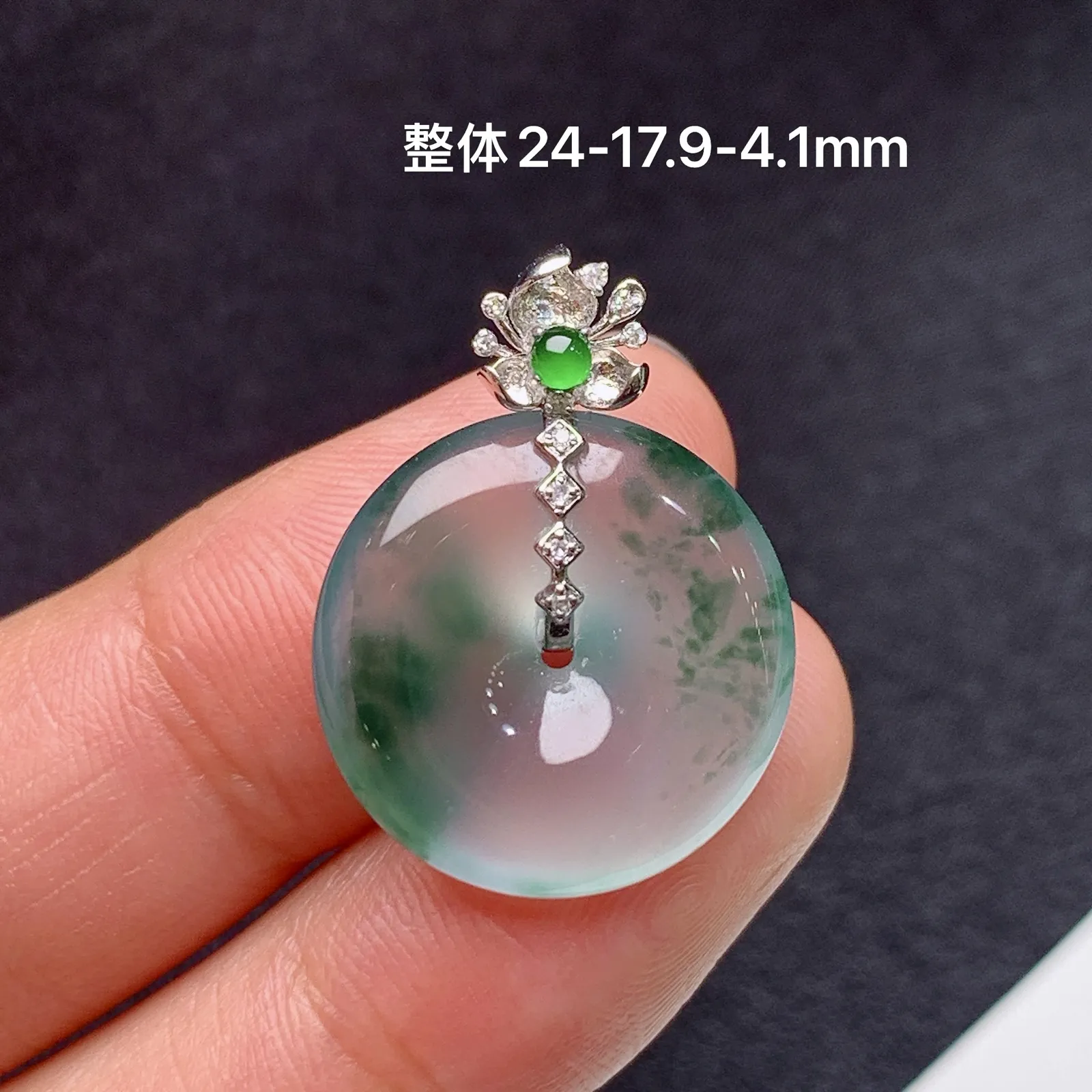 冰飘花平安扣吊坠，18k金镶嵌，冰冰润润，玉质细腻，种水足 尺寸24*17.9*4.1