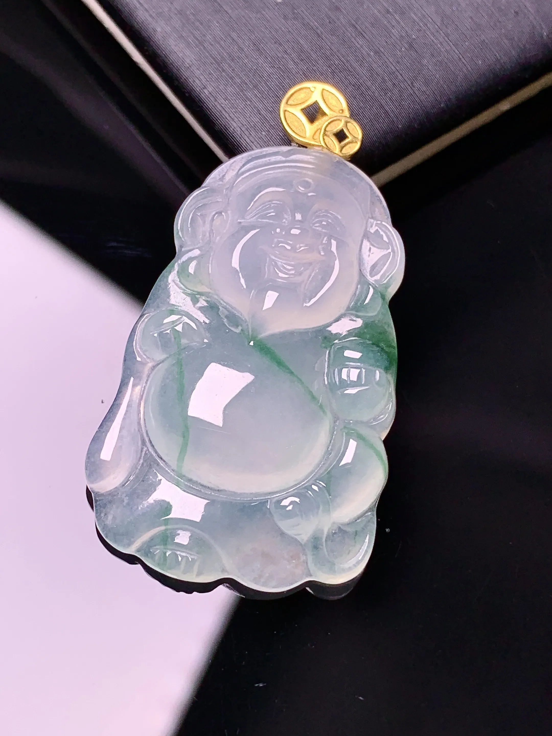 18k金镶嵌飘绿财神吊坠 玉质细腻 色泽清新艳丽  整体尺寸38.5*21.5*4.7