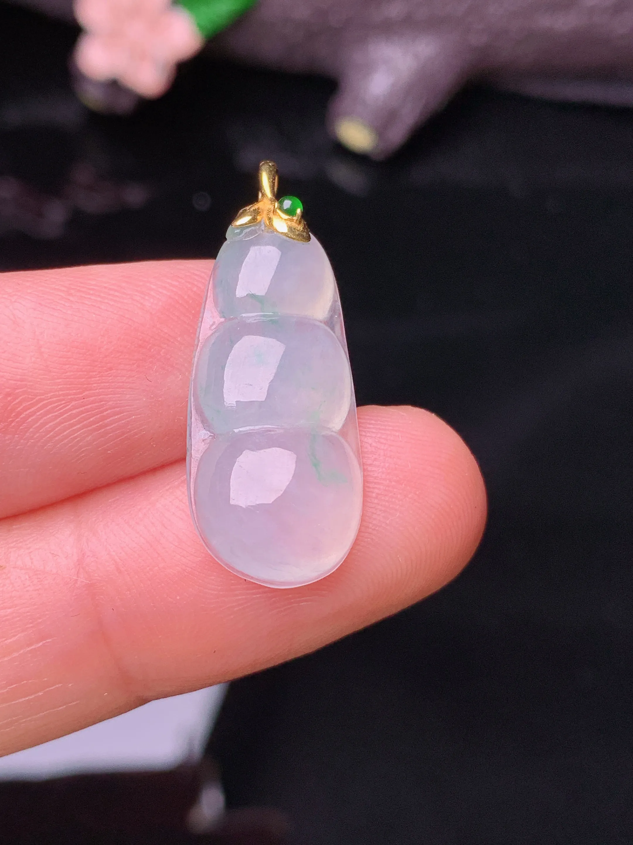 18k金镶嵌冰种四季豆吊坠 玉质细腻 色泽清新艳丽  整体尺寸26.8*10.5*5