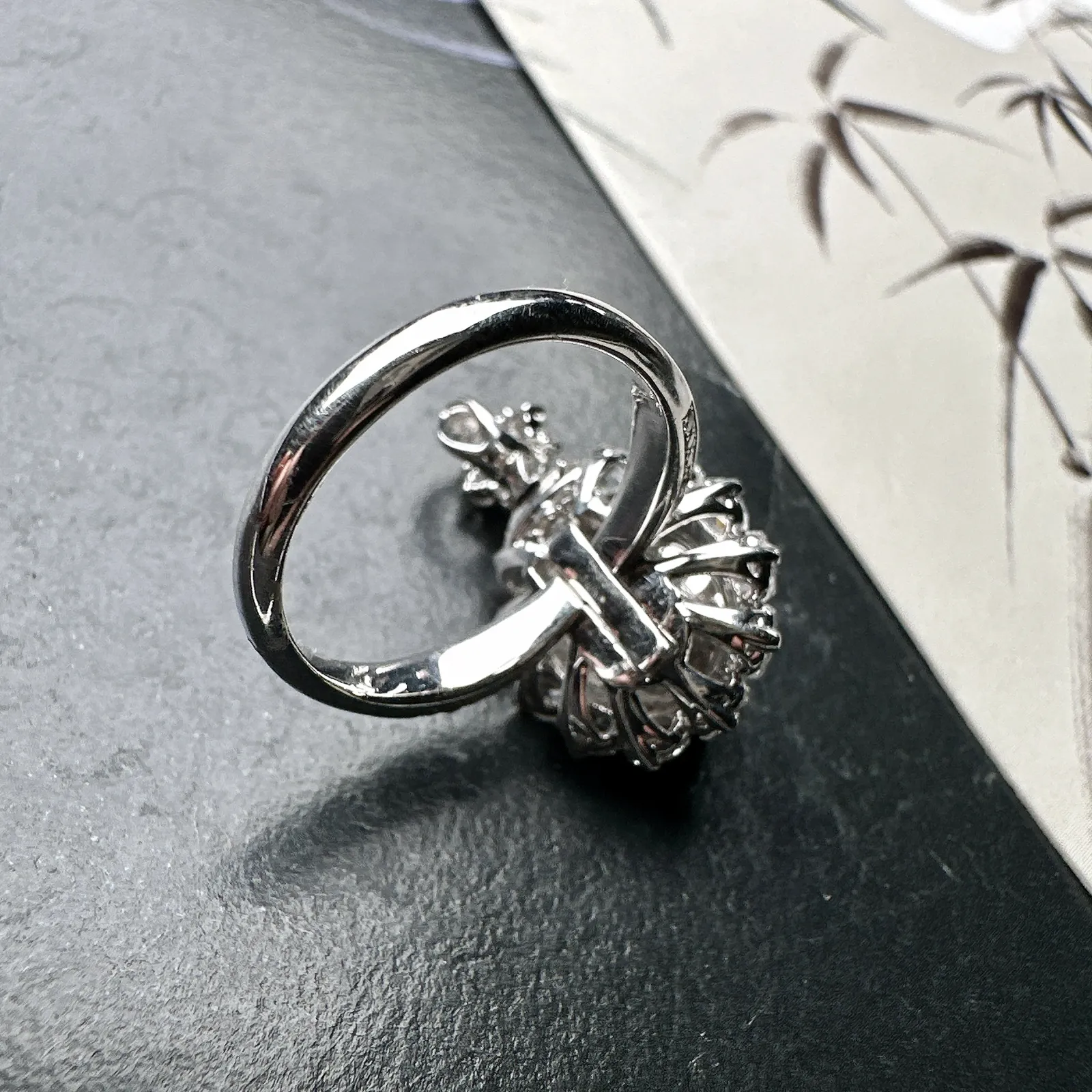 【冰种满绿蛋面吊坠、戒指两用款】质地细腻，种水上乘，通透闪亮，晶莹剔透。18K金钻精美镶嵌，裸石尺寸9.7*8*5毫米