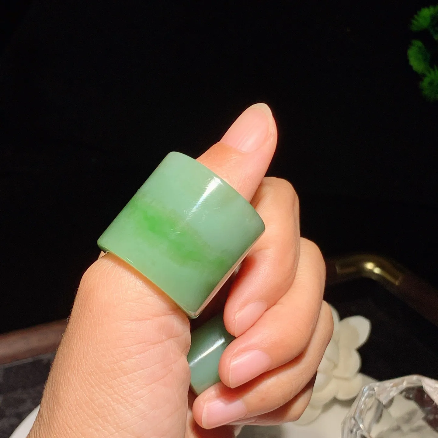 和田玉粉青飘绿俄罗斯碧玉扳指 尺寸30/32/5重54.3克。内径 22玉质细腻油润。手推出油。佩戴高端典雅。lt251201