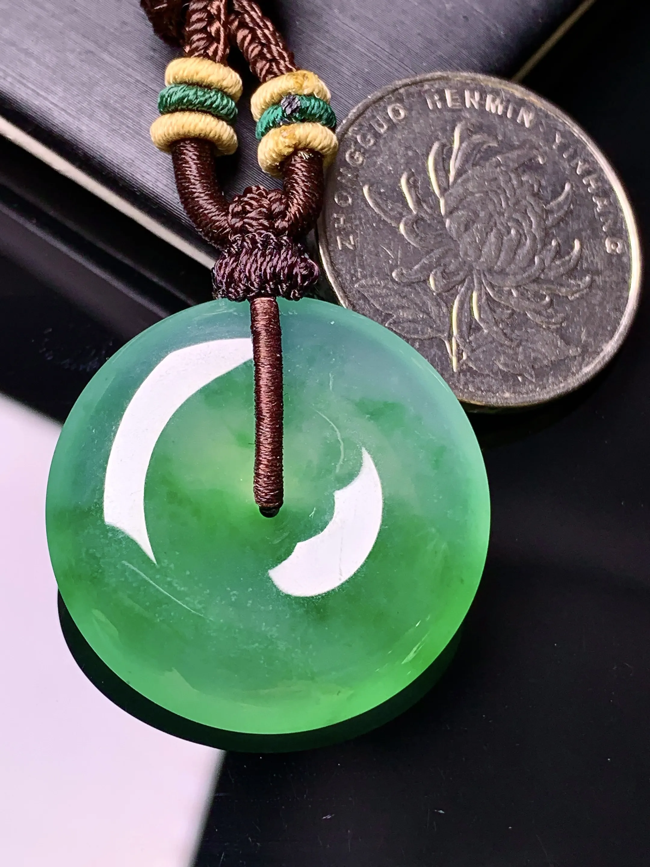 翠绿平安扣吊坠 玉质细腻 色泽清新艳丽  整体尺寸27.6*6.3