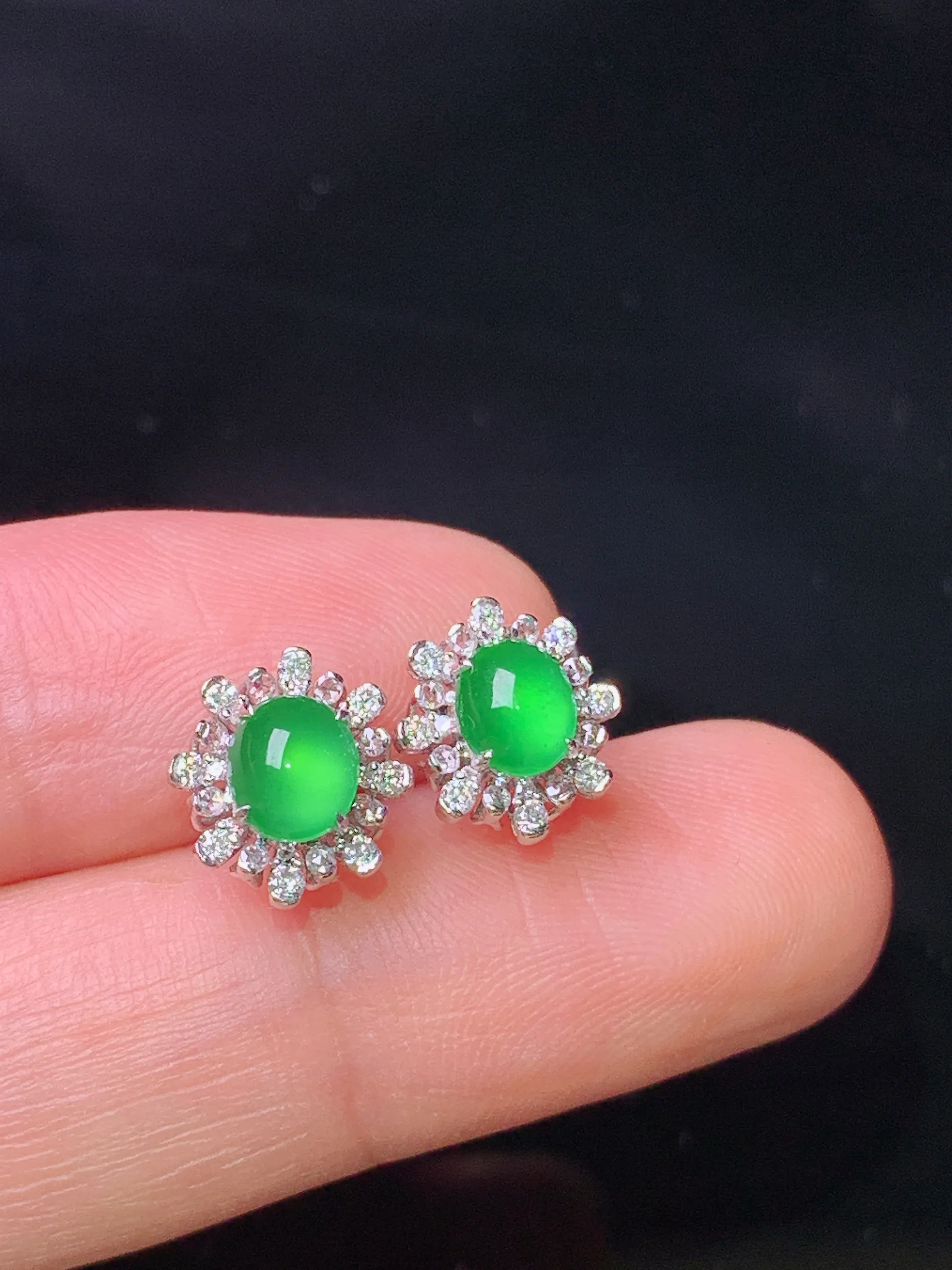 18k金钻镶嵌满绿蛋面耳钉吊坠 玉质细腻 色泽清新艳丽 整体尺寸9.5*9*6