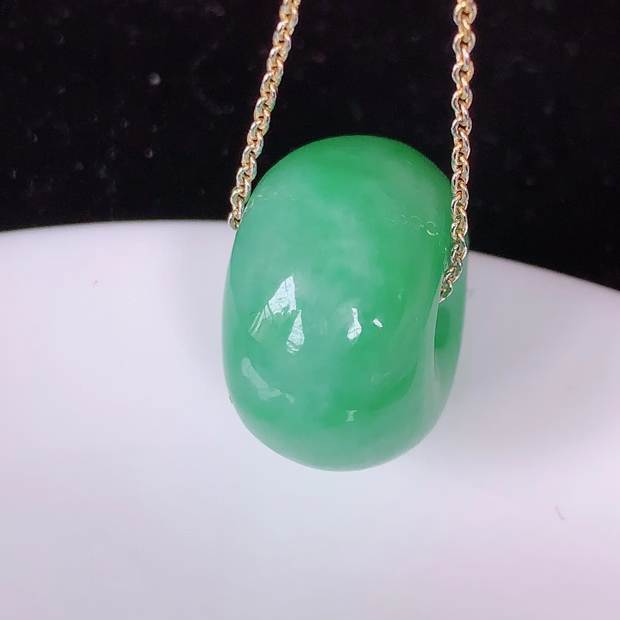 自然光实拍，冰润满绿翡翠路路通吊坠，翠色灵动，种老水足，路路畅通，寓意好，品相佳，佩戴佳品！#05.27