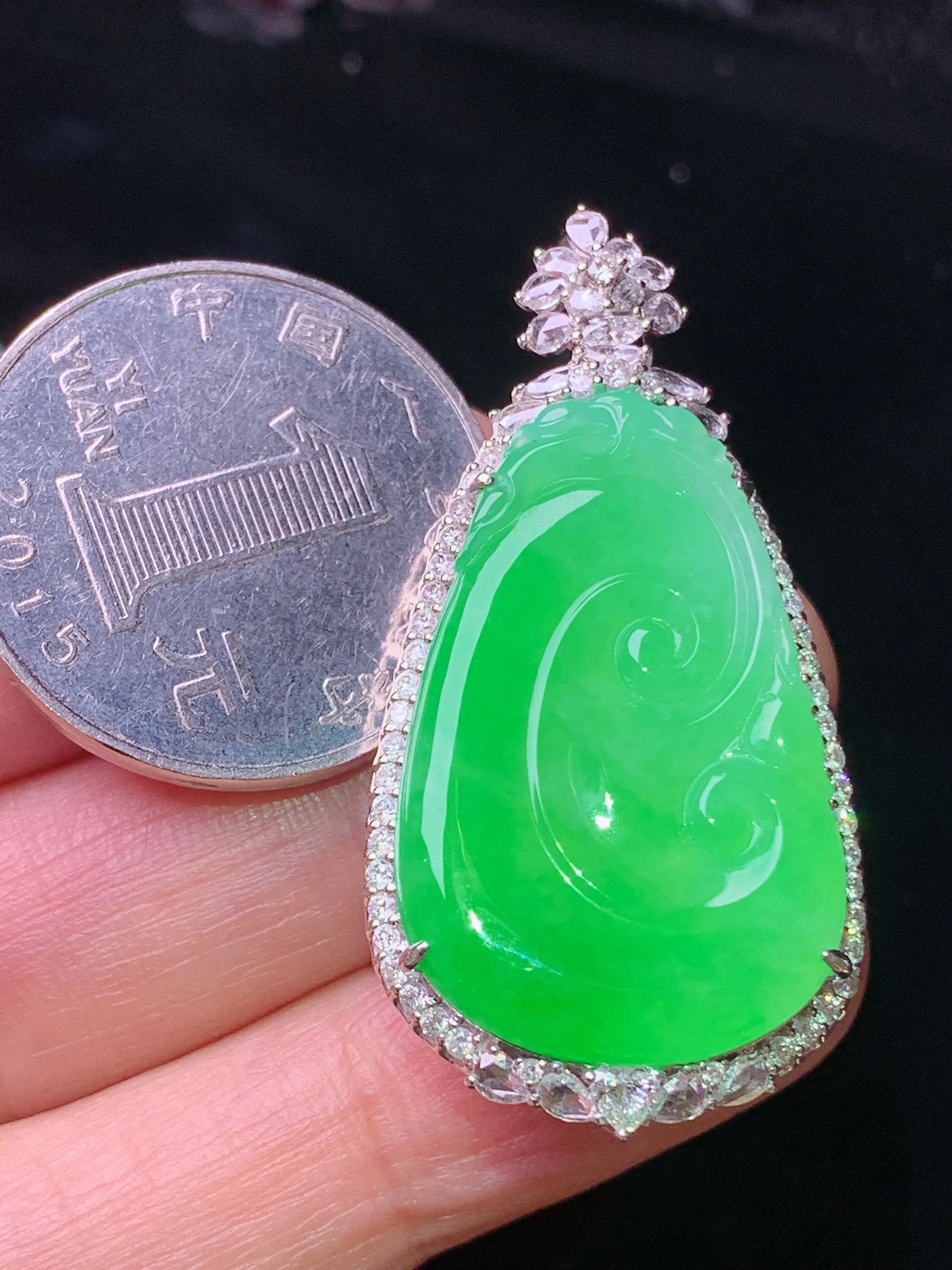 18k金钻镶嵌翠绿如意吊坠 玉质细腻 色泽清新艳丽  整体尺寸41.8*21.1*9.2