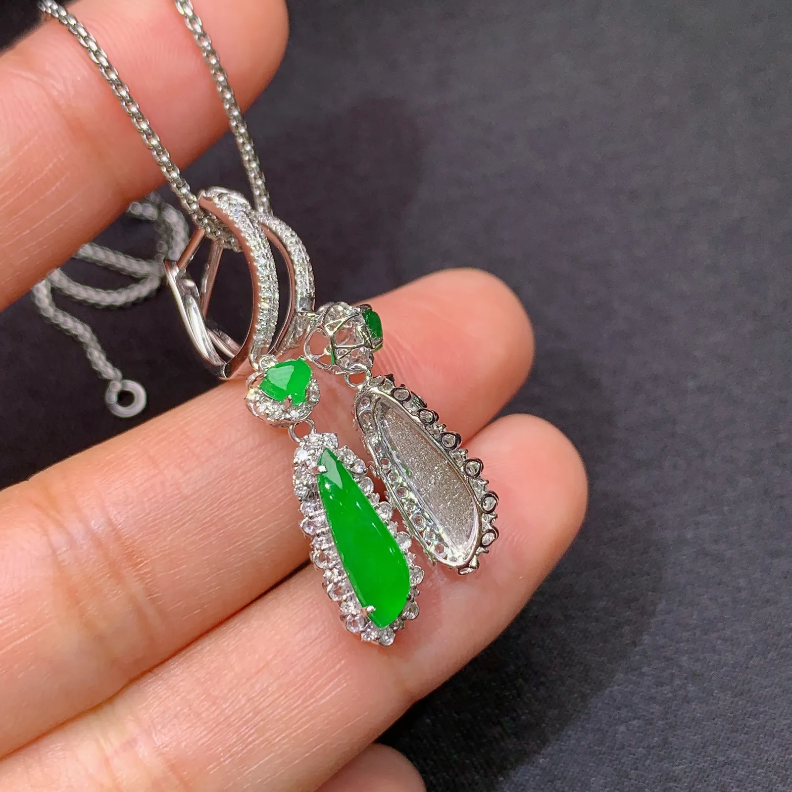 阳绿随形耳坠，18k金镶嵌，简约时尚，冰润色阳，种水足，裸石12.6*3.3*2