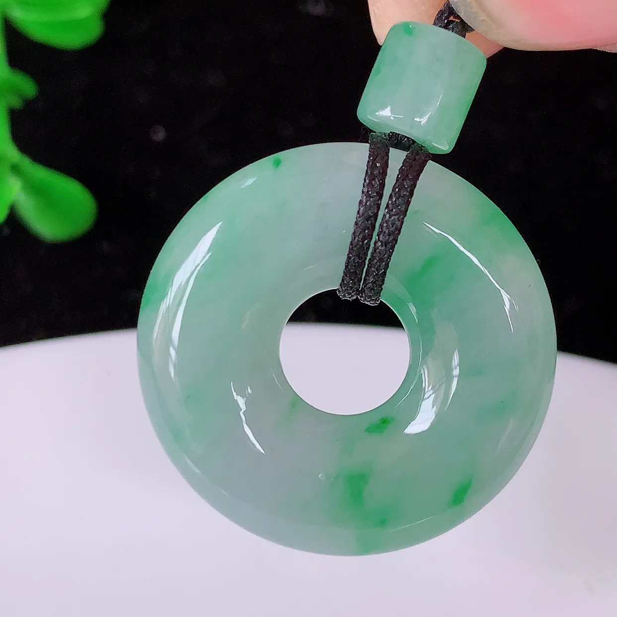 自然光实拍，冰种飘绿翡翠平安扣吊坠，玉扣，平安是福；很美的料子，平安扣佩戴优雅迷人！#12.29