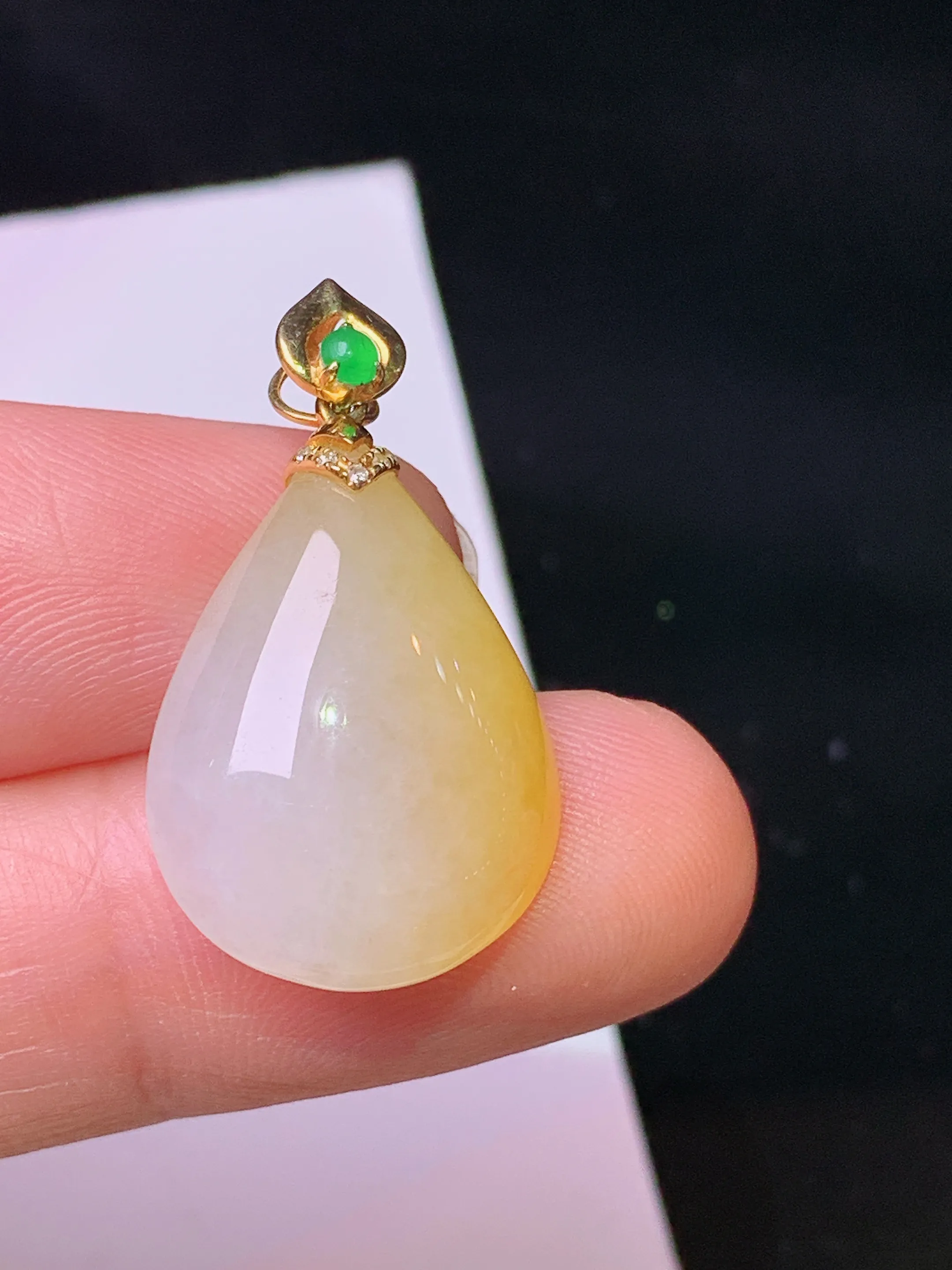 18k金钻镶嵌飘黄翡水滴吊坠 玉质细腻 色泽清新艳丽 整体尺寸26.6*15*5.6