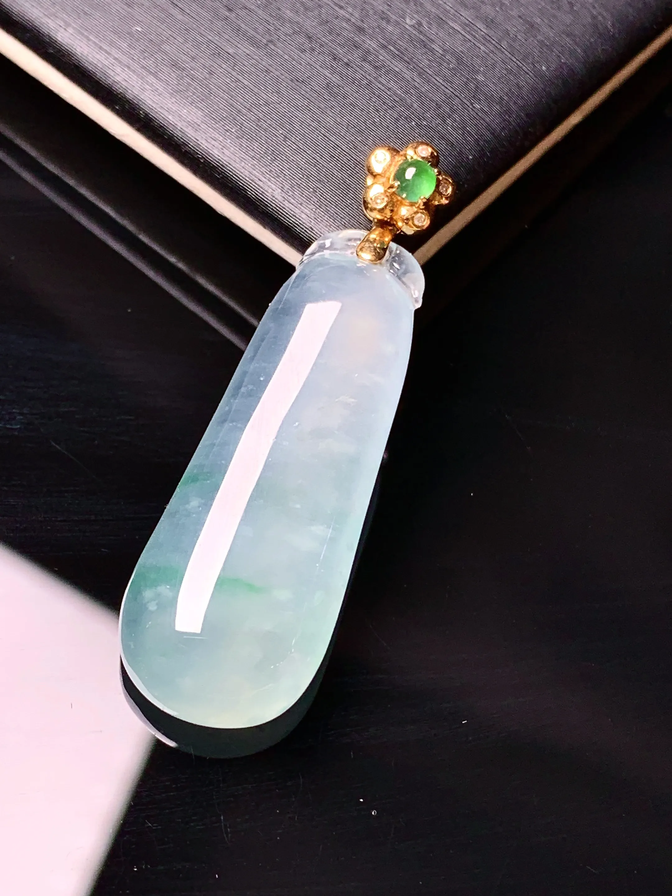 18k金钻镶嵌冰种福瓜吊坠 玉质细腻 色泽清新艳丽 整体尺寸37*12*6