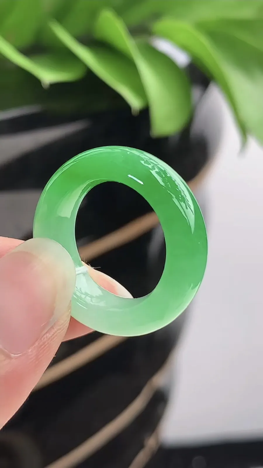 a货翡翠老坑冰种飘绿素面戒指 尺寸16.7×6.6×4.4mm 重量5.60g 1202