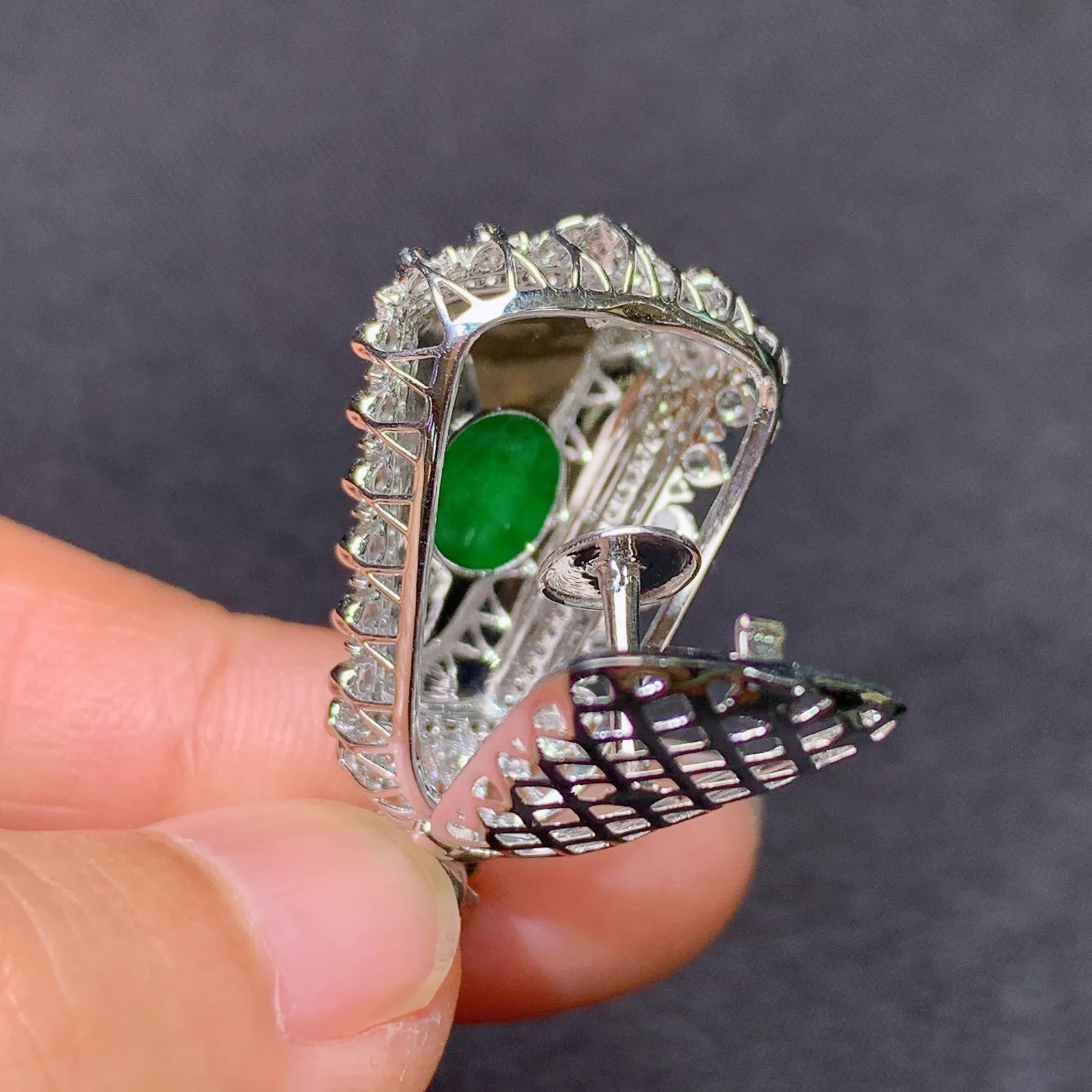 阳绿无事牌吊坠，18k金镶嵌，色泽鲜阳，种老水足 尺寸31*16.3*9.8