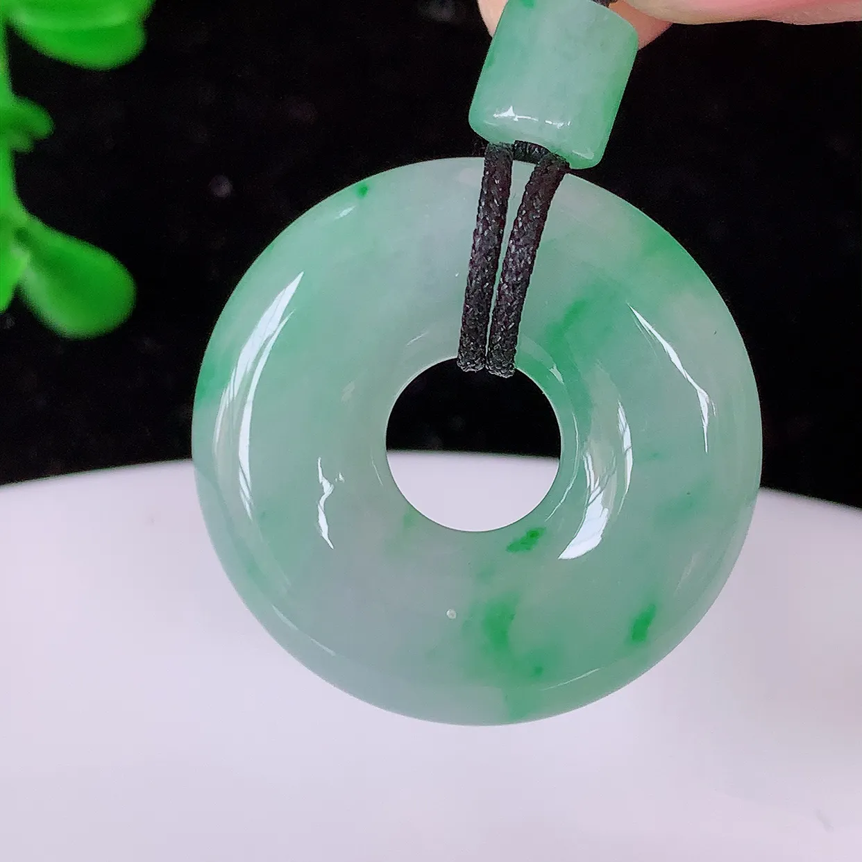 自然光实拍，冰种飘绿翡翠平安扣吊坠，玉扣，平安是福；很美的料子，平安扣佩戴优雅迷人！#12.29