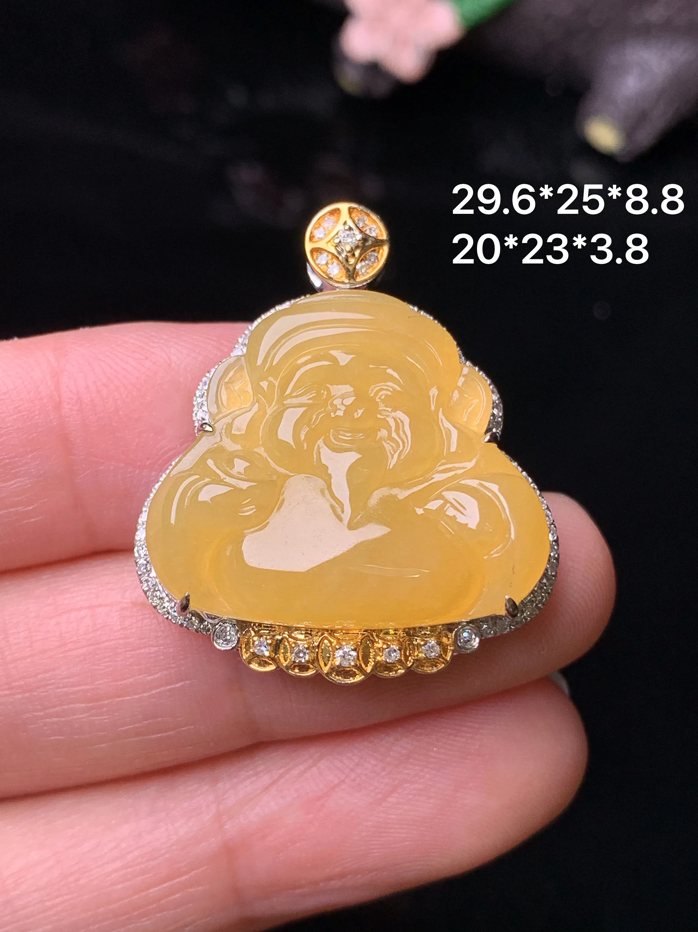 18k金钻镶嵌黄翡财神吊坠 玉质细腻 色泽清新艳丽  整体尺寸29.6*25*8.8