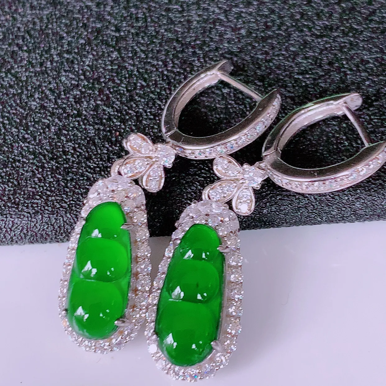 冰透满绿翡翠925银镶嵌福豆耳坠，自然光实拍，翠色灵动，颜色漂亮，种老水足，品相佳，佩戴佳品！#97.29整体37.8*10-6.5裸石14-6.6