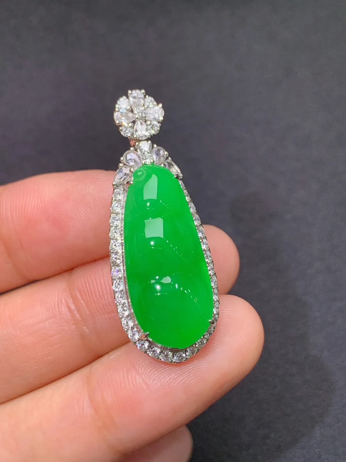 阳绿福豆吊坠，18k金镶嵌，色泽鲜阳，冰润细腻，种水足 尺寸35.8*13.6*10.3