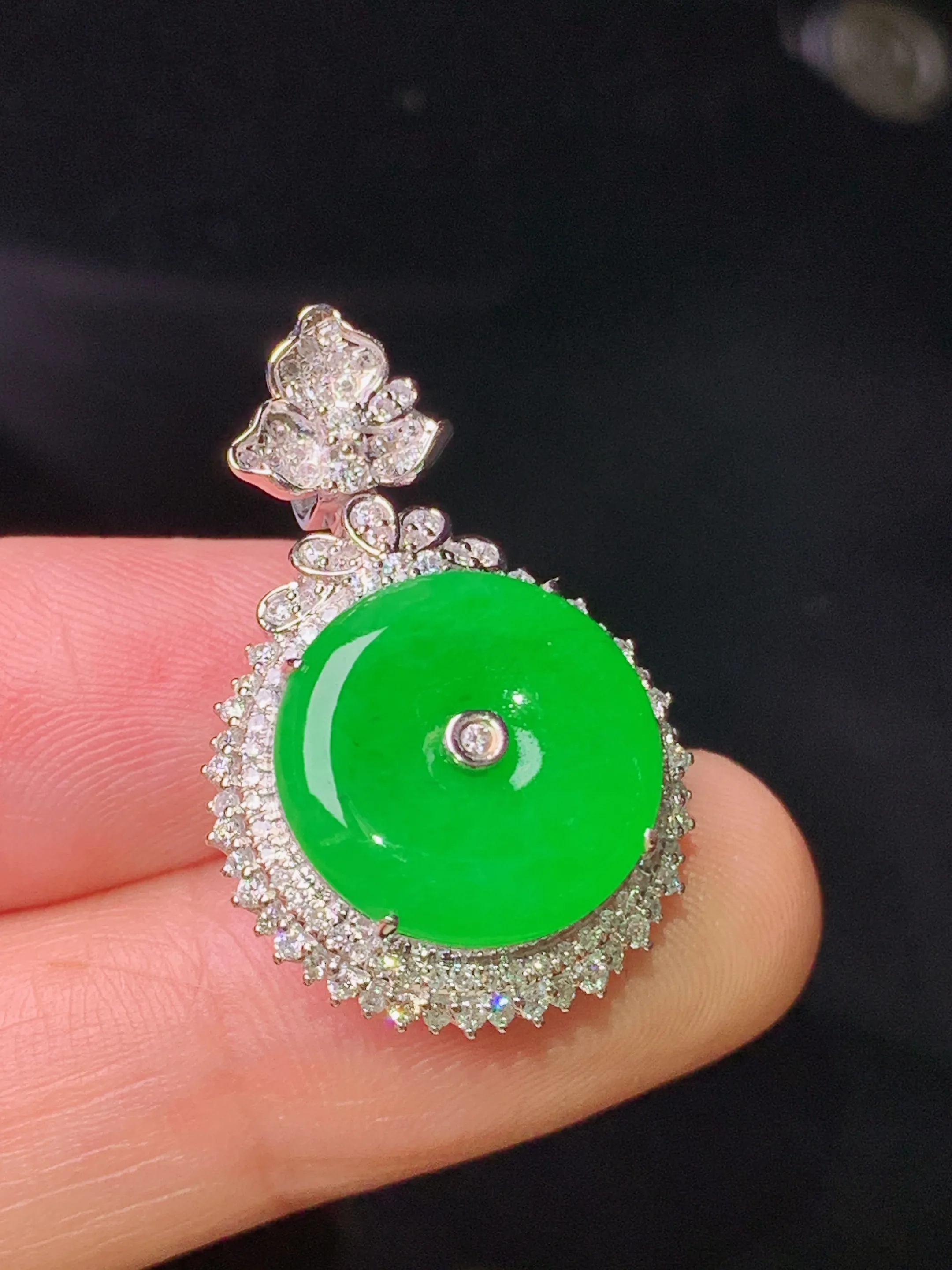 18k金钻镶嵌满绿平安扣吊坠 玉质细腻 色泽清新艳丽 整体尺寸28.2*18.5*10.7