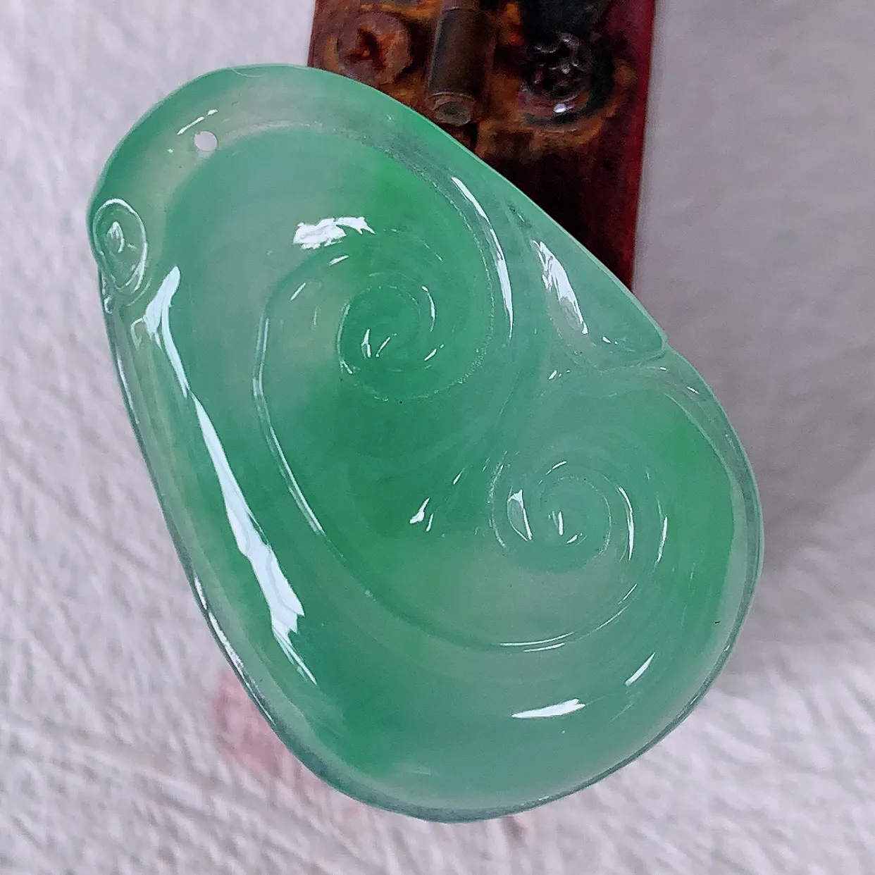 自然光实拍，冰种飘绿如意吊坠，翡翠如意，上身效果非常美，饱满大气，工艺美，万事如意，如意一生 #57.29