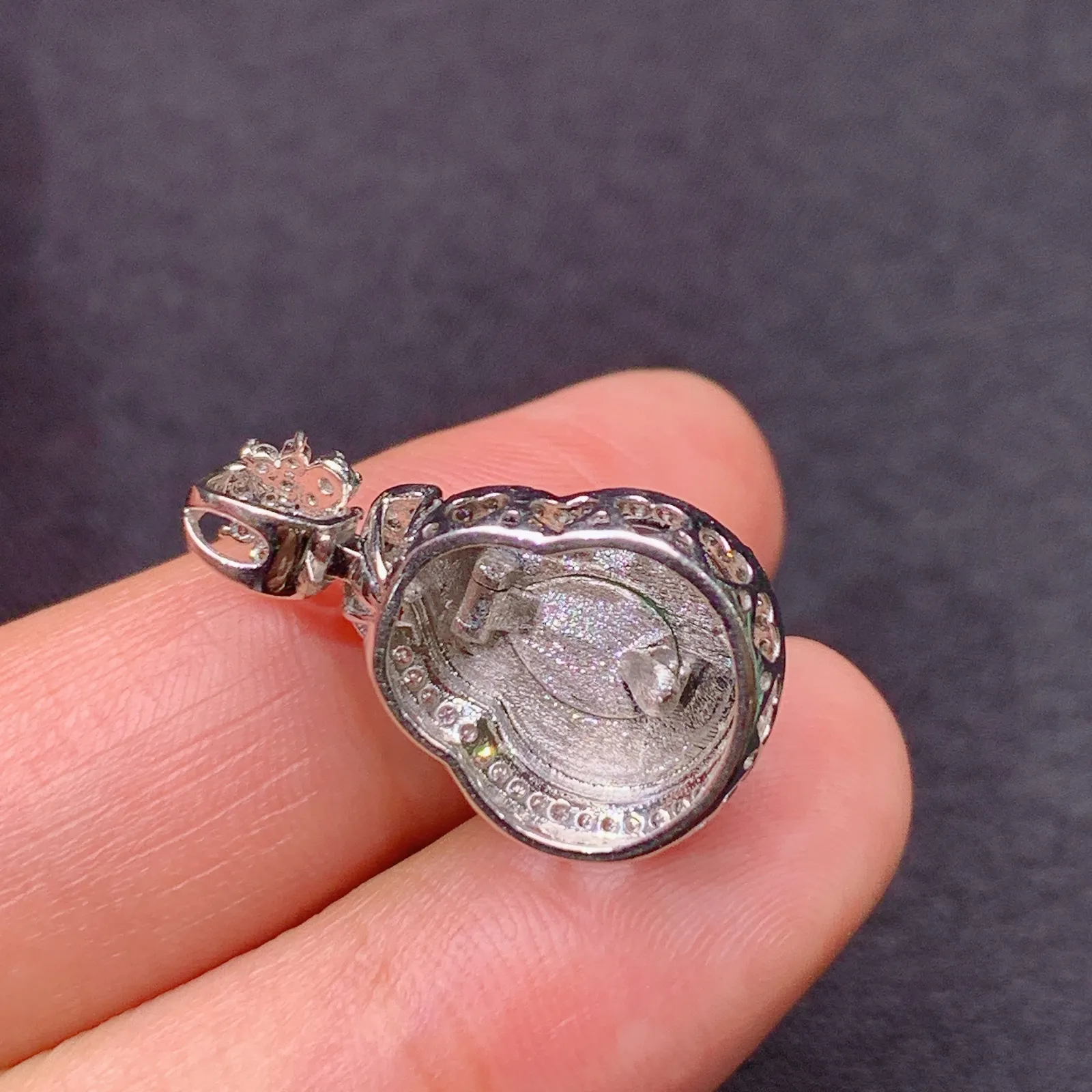 翠绿葫芦吊坠，18k金镶嵌，色泽鲜阳，冰润细腻，种水足，Xj 尺寸22.3*13.3*9.7