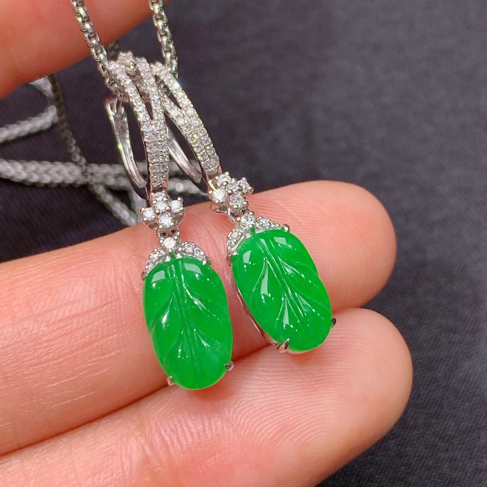 阳绿树叶耳坠，18k金镶嵌，简约时尚，冰润色阳，种水足 尺寸9.3*6*2