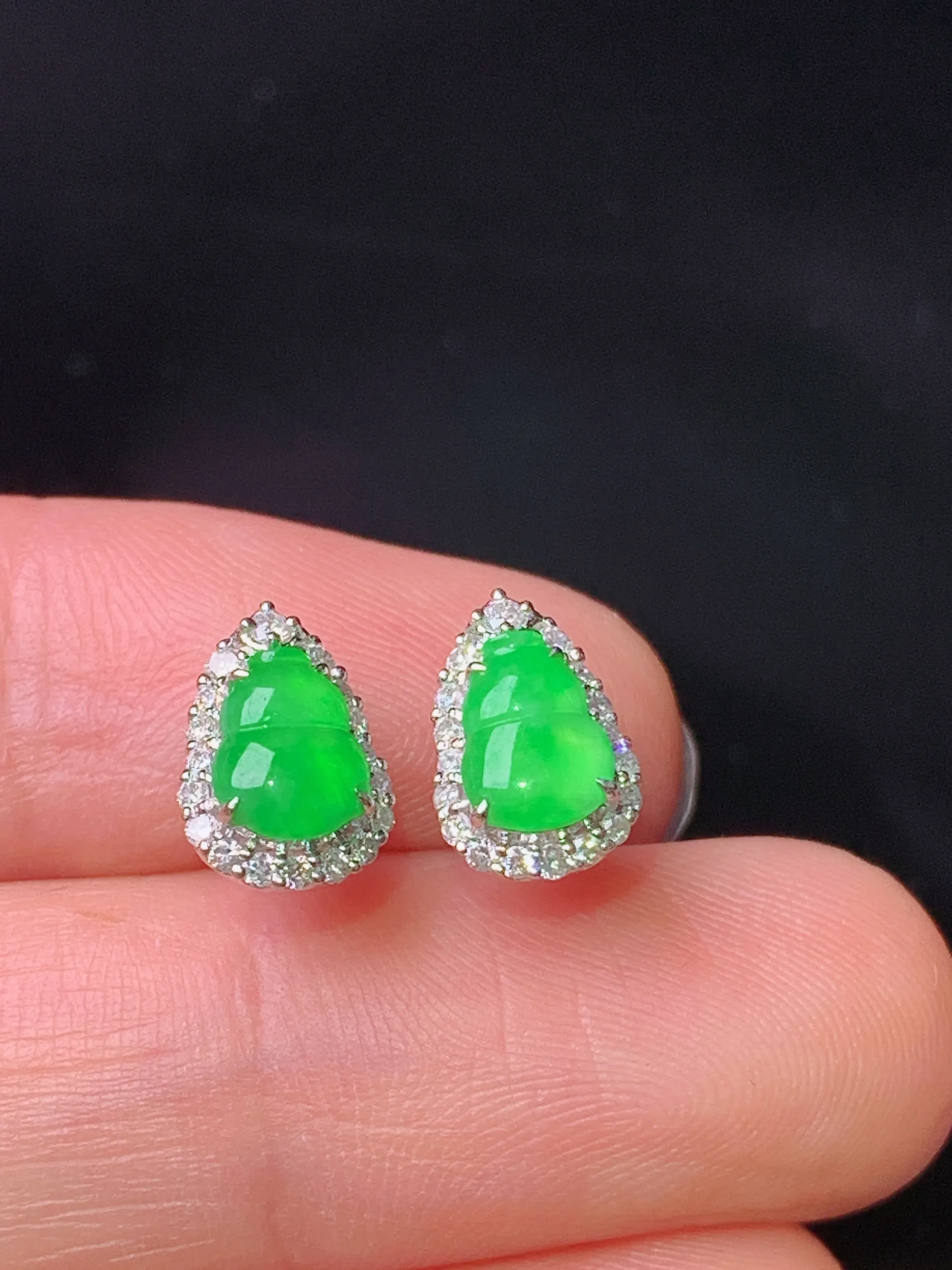 18k金钻镶嵌满绿葫芦耳钉 玉质细腻 色泽清新艳丽 整体尺寸9.6*6.8*5.3