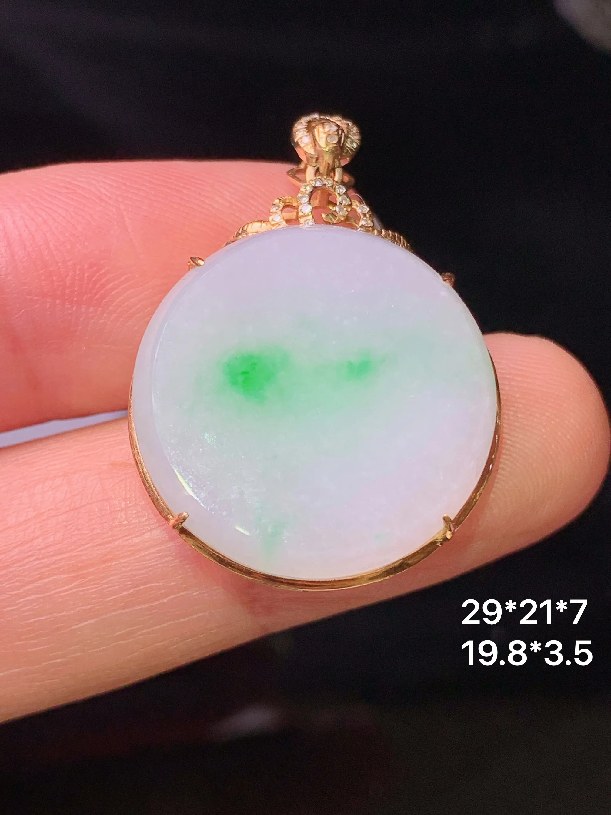 18k金钻镶嵌飘绿圆牌吊坠 玉质细腻 色泽清新艳丽 整体尺寸29*21*7