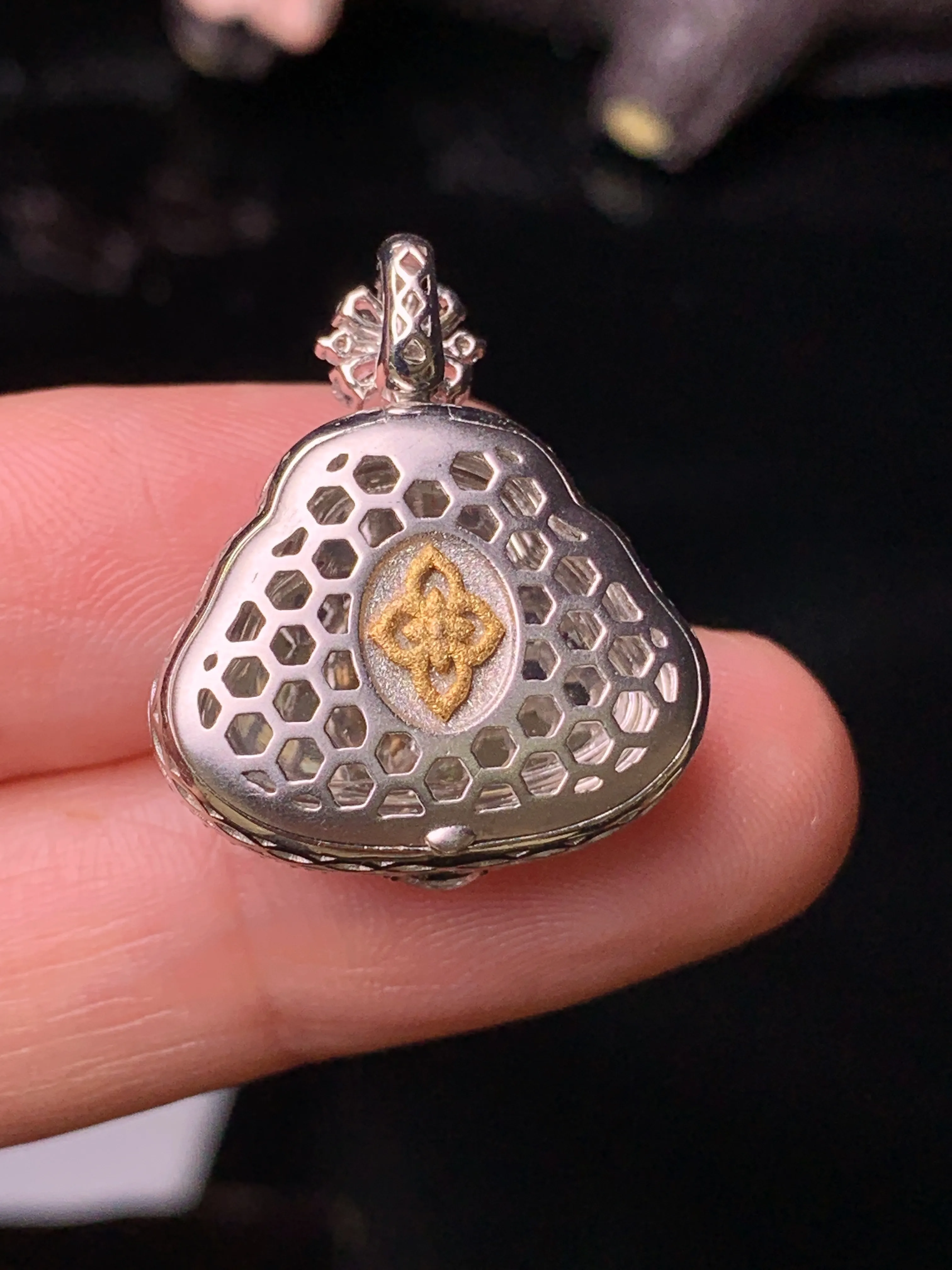 18k金钻镶嵌冰种佛公吊坠 玉质细腻 色泽清新艳丽  整体尺寸23.5*20*9.2