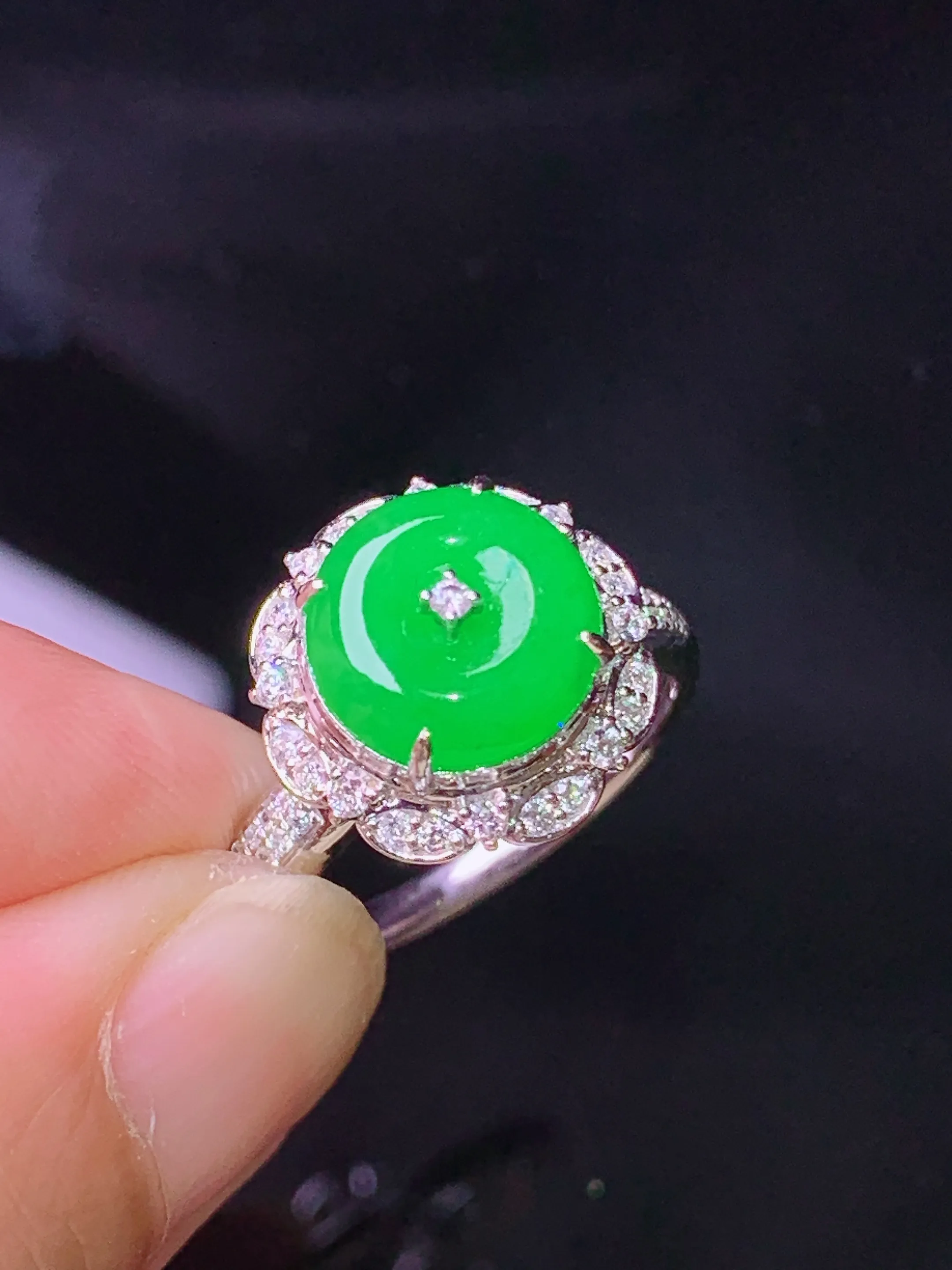 18k金钻镶嵌满绿平安扣戒指 玉质细腻 色泽清新艳丽 圈口15 整体尺寸13.5*9.3