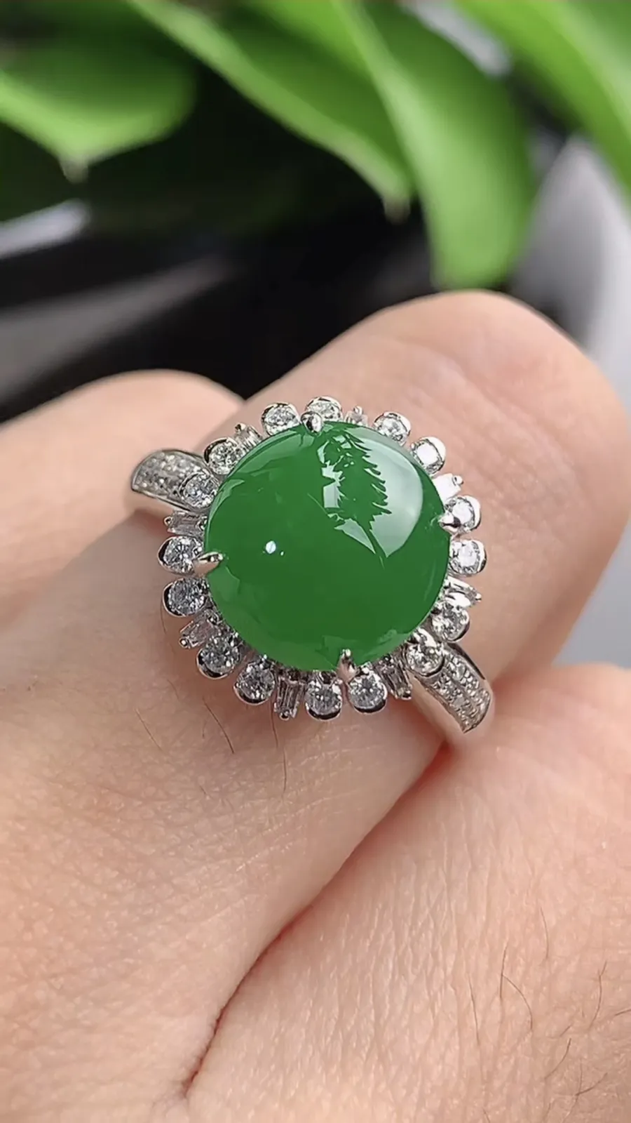 a货翡翠老坑冰种18K金伴钻镶嵌阳绿蛋面戒指 圈口17.7裸石尺寸10×9.5mm 重量4.45g 1201