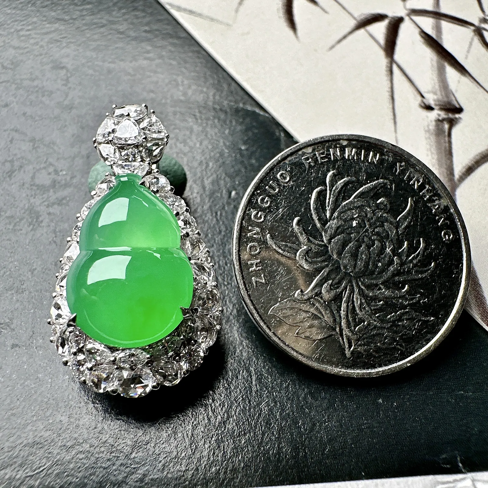 【冰种满绿葫芦】种水色俱全，冰透闪亮，通透感饱满度很好，18k金钻豪华镶嵌，裸石尺寸15.7*10.8*5.5毫米