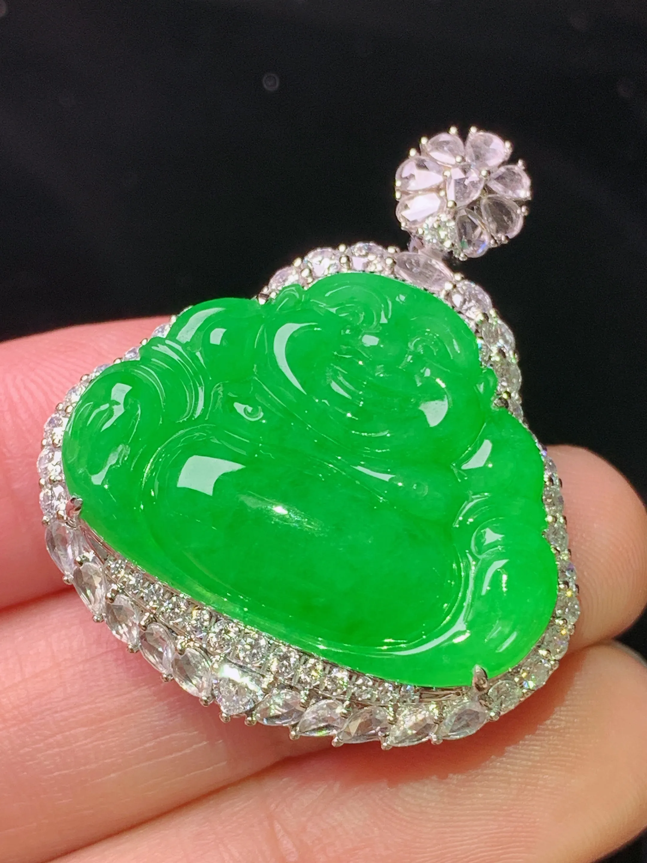 18k金钻镶嵌满绿佛公吊坠 玉质细腻 色泽清新艳丽  整体尺寸35.6*29.8*13.2