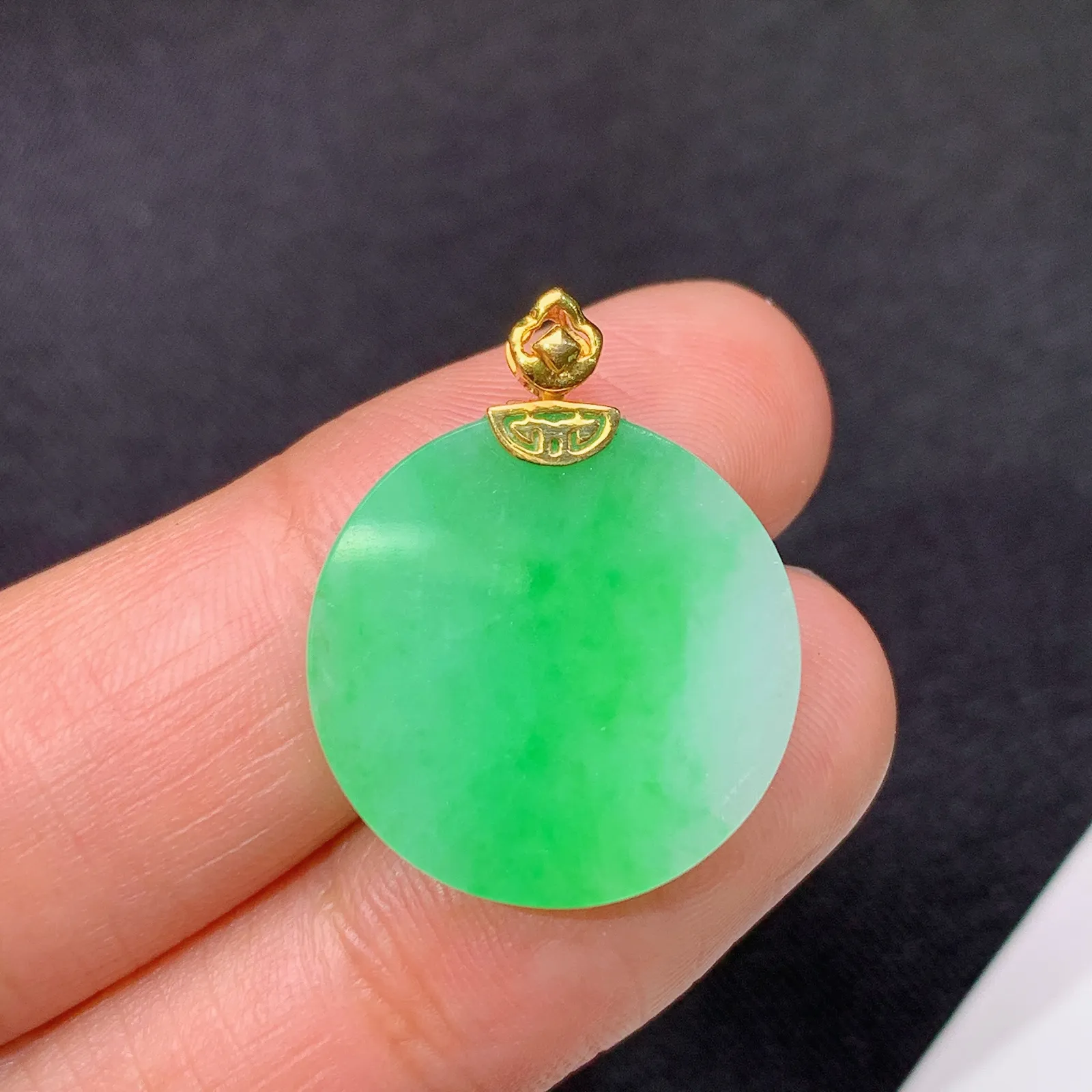 冰飘绿圆牌吊坠，18k金镶嵌，冰润色阳，玉质细腻，种水足，Al 尺寸23.2*18.6*2.3
