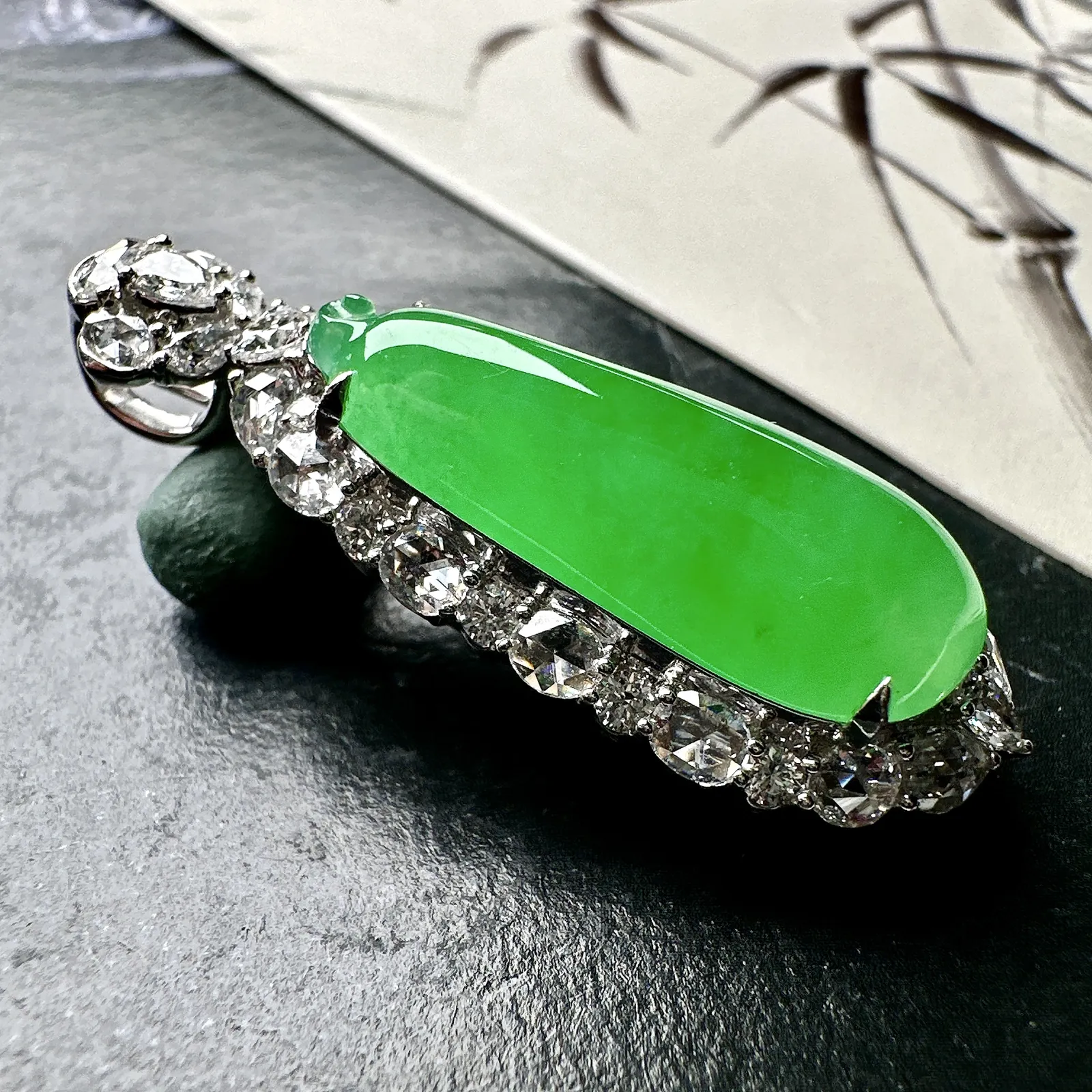 【冰种满绿福瓜】质地冰润细腻，种老起光，收藏品质，18K金钻镶嵌，裸石尺寸24.7*9.9*5.5毫米