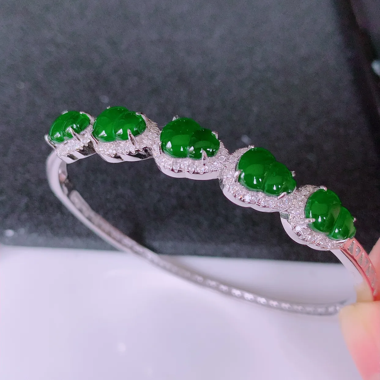 57-58圈口，冰透满绿翡翠925银镶嵌手镯，自然光实拍，翠色灵动，颜色漂亮，种老水足，品相佳，佩戴佳品！#97.29整体57.5-51-8.2*5.6取一葫芦裸石8*6